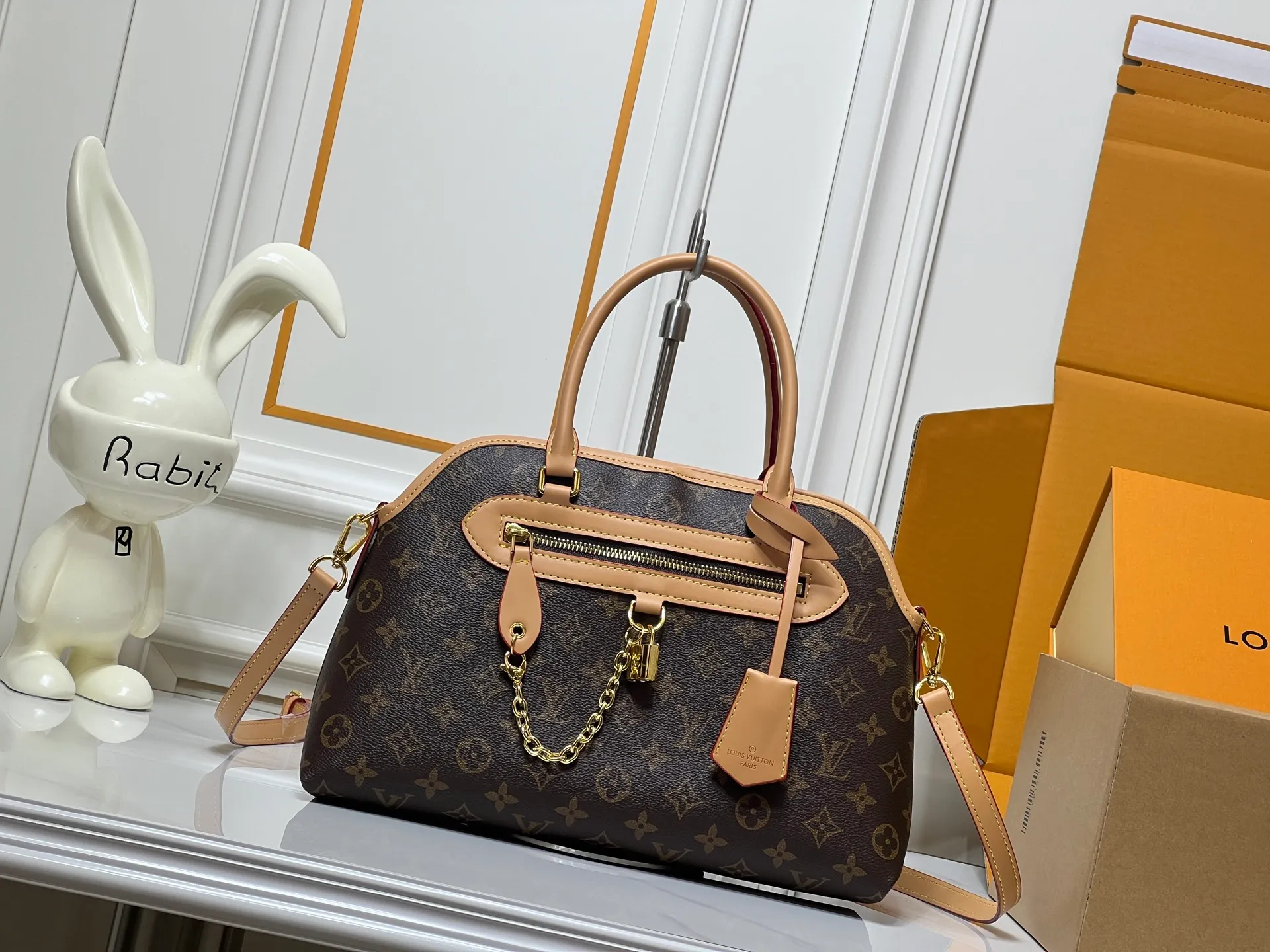 Batch 300💰Small size M15208 M25774 This Louis Vuitton Ever More PM handbag is made of classic Monogram canvas, with light-colored cowhide trim, decorated with a metal chain and padlock design, and has both hand and shoulder functions. It is the brand's modern interpretation of retro bags, integrating classic elements and contemporary design, showing an elegant retro style in the 2025 retro trend. It is suitable for daily commuting, leisure and other occasions. It is a fashionable and practical item. Large size: 35x22x15cm. Small size: 28x18x12cm