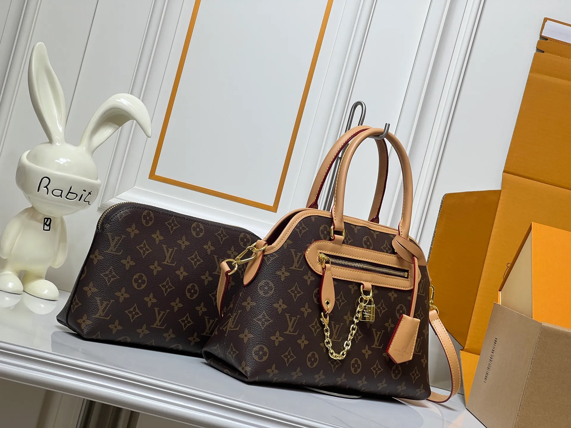 Batch 300💰Small size M15208 M25774 This Louis Vuitton Ever More PM handbag is made of classic Monogram canvas, with light-colored cowhide trim, decorated with a metal chain and padlock design, and has both hand and shoulder functions. It is the brand's modern interpretation of retro bags, integrating classic elements and contemporary design, showing an elegant retro style in the 2025 retro trend. It is suitable for daily commuting, leisure and other occasions. It is a fashionable and practical item. Large size: 35x22x15cm. Small size: 28x18x12cm