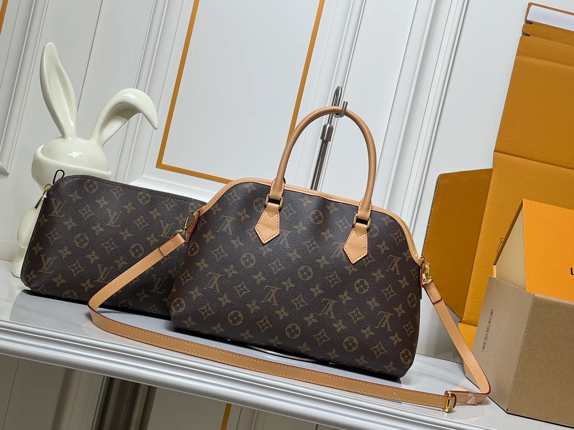 Batch 300💰Small size M15208 M25774 This Louis Vuitton Ever More PM handbag is made of classic Monogram canvas, with light-colored cowhide trim, decorated with a metal chain and padlock design, and has both hand and shoulder functions. It is the brand's modern interpretation of retro bags, integrating classic elements and contemporary design, showing an elegant retro style in the 2025 retro trend. It is suitable for daily commuting, leisure and other occasions. It is a fashionable and practical item. Large size: 35x22x15cm. Small size: 28x18x12cm