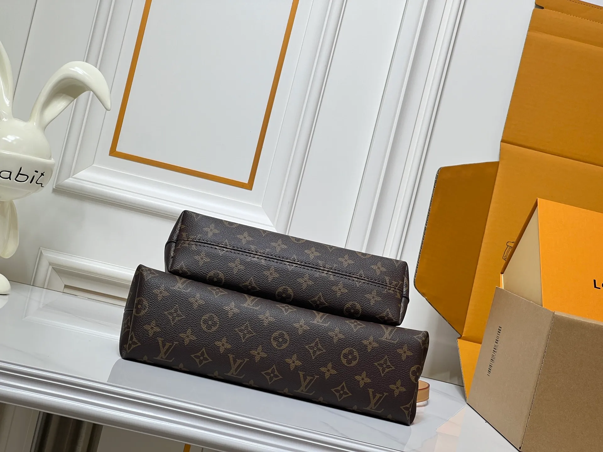 Batch 300💰Small size M15208 M25774 This Louis Vuitton Ever More PM handbag is made of classic Monogram canvas, with light-colored cowhide trim, decorated with a metal chain and padlock design, and has both hand and shoulder functions. It is the brand's modern interpretation of retro bags, integrating classic elements and contemporary design, showing an elegant retro style in the 2025 retro trend. It is suitable for daily commuting, leisure and other occasions. It is a fashionable and practical item. Large size: 35x22x15cm. Small size: 28x18x12cm