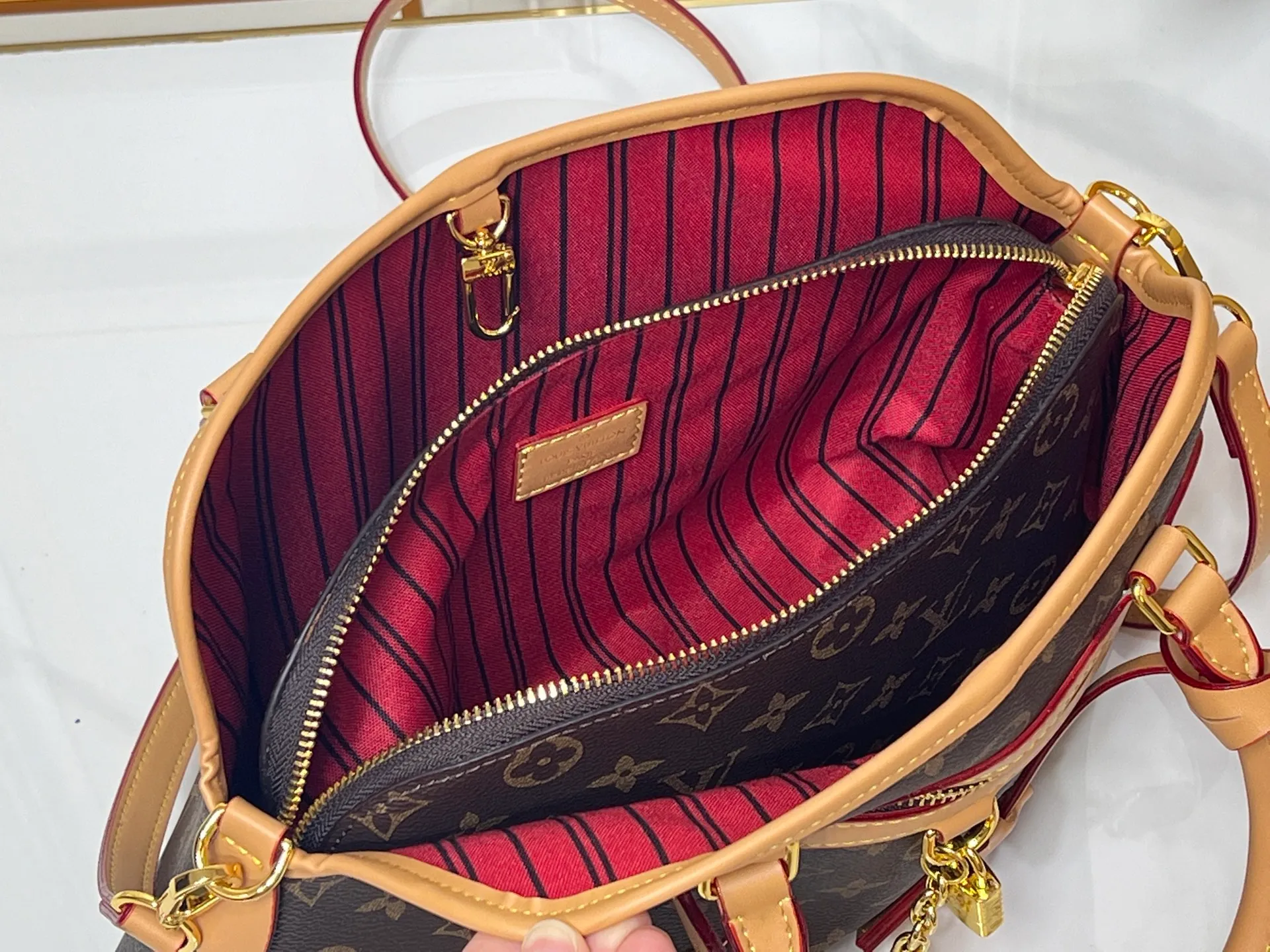 Batch 300💰Small size M15208 M25774 This Louis Vuitton Ever More PM handbag is made of classic Monogram canvas, with light-colored cowhide trim, decorated with a metal chain and padlock design, and has both hand and shoulder functions. It is the brand's modern interpretation of retro bags, integrating classic elements and contemporary design, showing an elegant retro style in the 2025 retro trend. It is suitable for daily commuting, leisure and other occasions. It is a fashionable and practical item. Large size: 35x22x15cm. Small size: 28x18x12cm