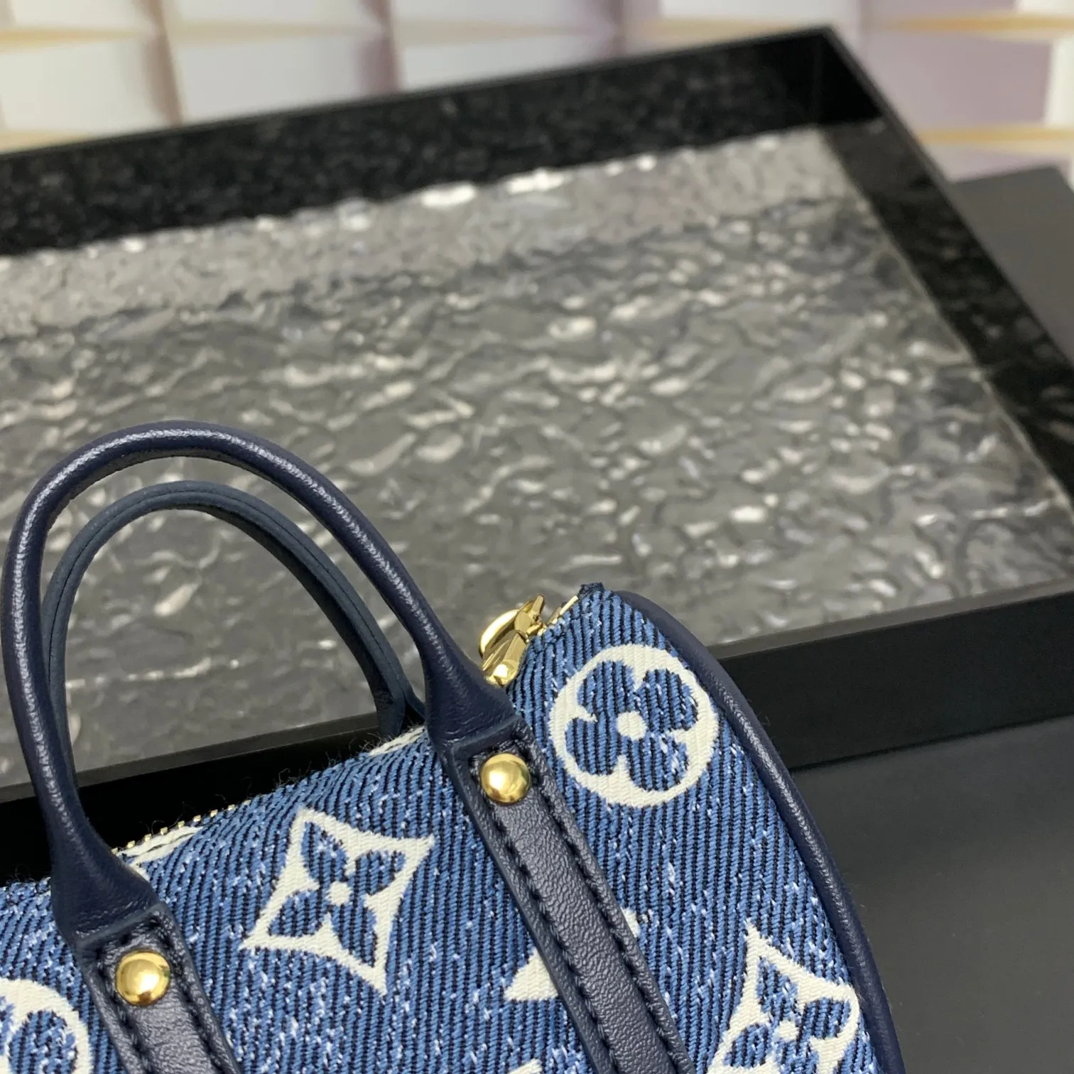 💰200 shipped😍 MINI KEEPALL bag charm and keychain ☀️Louis Vuitton Louis Vuitton lv mini pillow bag pendant ☀️This Mini Keepall bag charm and keychain condenses the classic handbag configuration, boldly showing the spirit of adventure. Monogram canvas with LV inscribed hook buckle, whether hung on a belt or handbag, its zipper closure and built-in keychain ensure secure storage