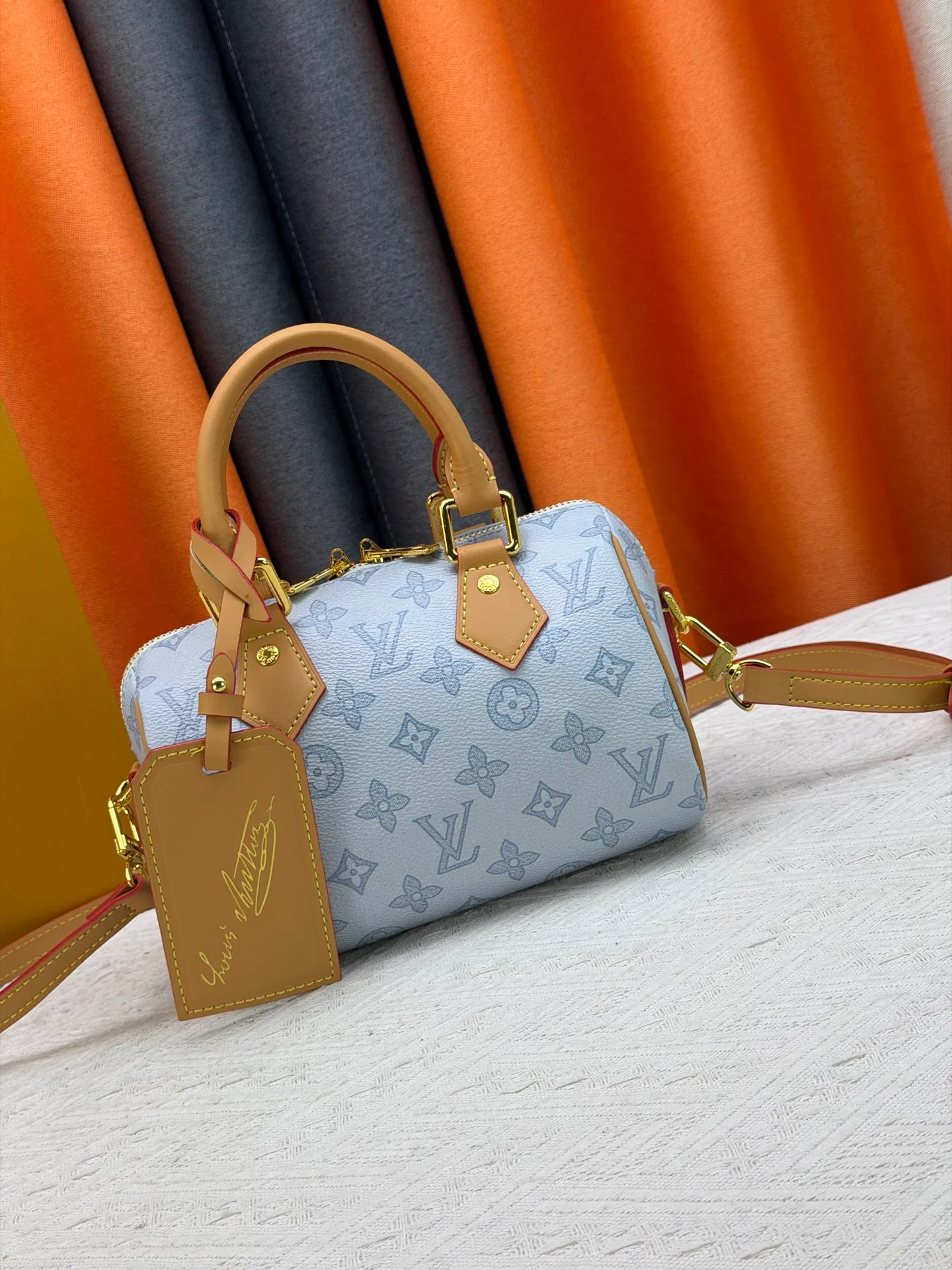 P240 M27951 M27530 Upgraded original version [Exclusive background shot] This Speedy Bandoulière 20 handbag condenses the brand's traditional Speedy travel bag design and is made of Monogram leather with fabric lining and cow leather trim. The wide, removable and adjustable fabric shoulder strap features Louis Vuitton's signature texture, and the rolled leather handles add to the carrying options. 20.5 x 13.5 x 12.0 cm (L x H x W) • Monogram coated canvas • Cow leather trim • Textile lining • Metal hardware • Padlock • Internal slip pocket • Shoulder strap: removable, adjustable • Strap half length: 39.0 cm • Strap half length adjustable to: 58.0 cm • Handle: Double handle