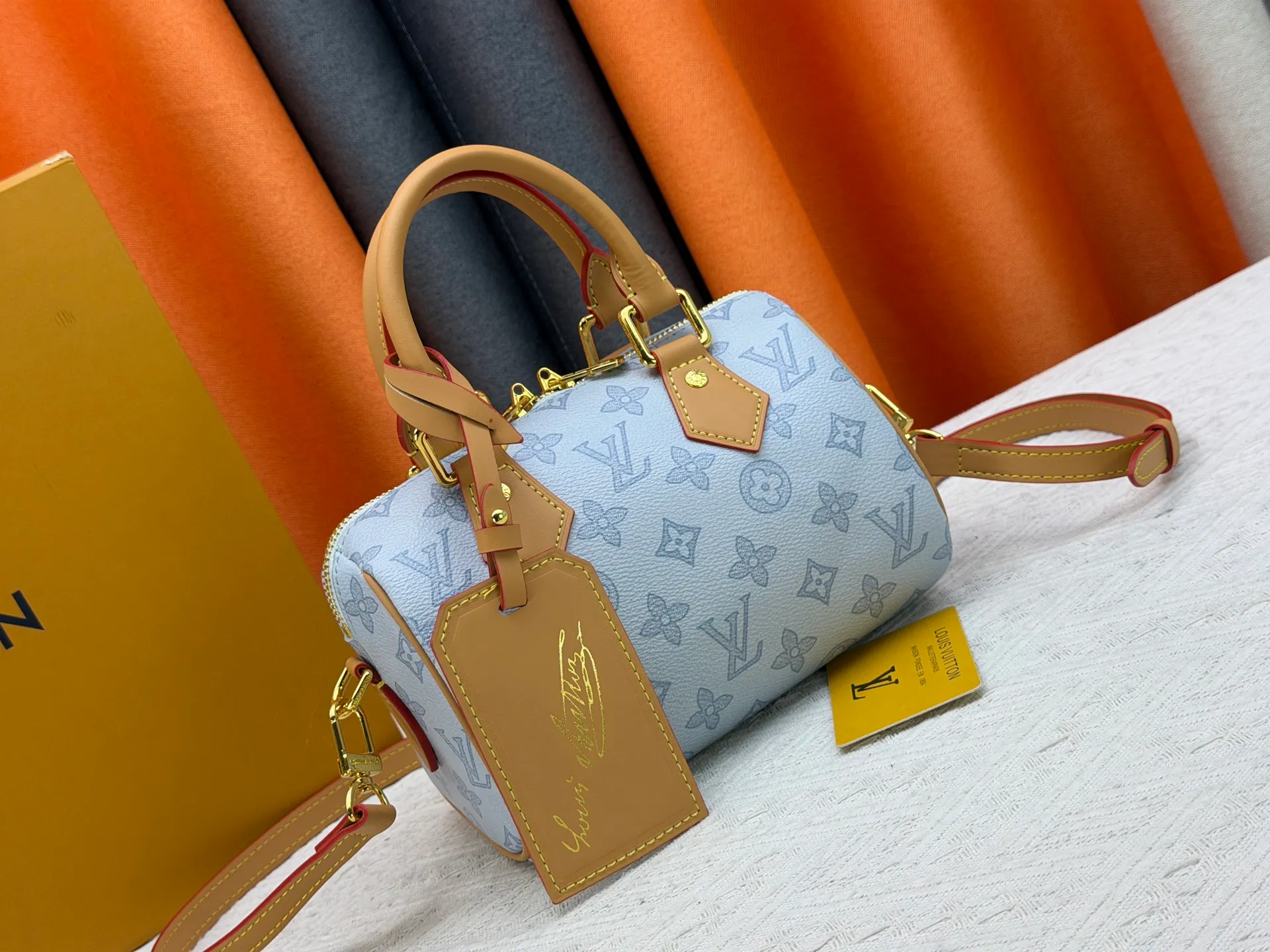 P240 M27951 M27530 Upgraded original version [Exclusive background shot] This Speedy Bandoulière 20 handbag condenses the brand's traditional Speedy travel bag design and is made of Monogram leather with fabric lining and cow leather trim. The wide, removable and adjustable fabric shoulder strap features Louis Vuitton's signature texture, and the rolled leather handles add to the carrying options. 20.5 x 13.5 x 12.0 cm (L x H x W) • Monogram coated canvas • Cow leather trim • Textile lining • Metal hardware • Padlock • Internal slip pocket • Shoulder strap: removable, adjustable • Strap half length: 39.0 cm • Strap half length adjustable to: 58.0 cm • Handle: Double handle