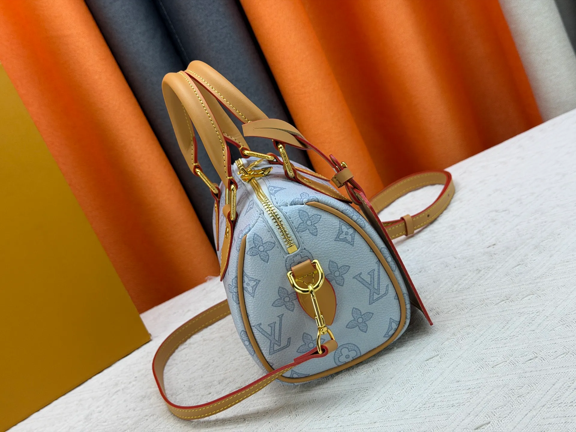 P240 M27951 M27530 Upgraded original version [Exclusive background shot] This Speedy Bandoulière 20 handbag condenses the brand's traditional Speedy travel bag design and is made of Monogram leather with fabric lining and cow leather trim. The wide, removable and adjustable fabric shoulder strap features Louis Vuitton's signature texture, and the rolled leather handles add to the carrying options. 20.5 x 13.5 x 12.0 cm (L x H x W) • Monogram coated canvas • Cow leather trim • Textile lining • Metal hardware • Padlock • Internal slip pocket • Shoulder strap: removable, adjustable • Strap half length: 39.0 cm • Strap half length adjustable to: 58.0 cm • Handle: Double handle