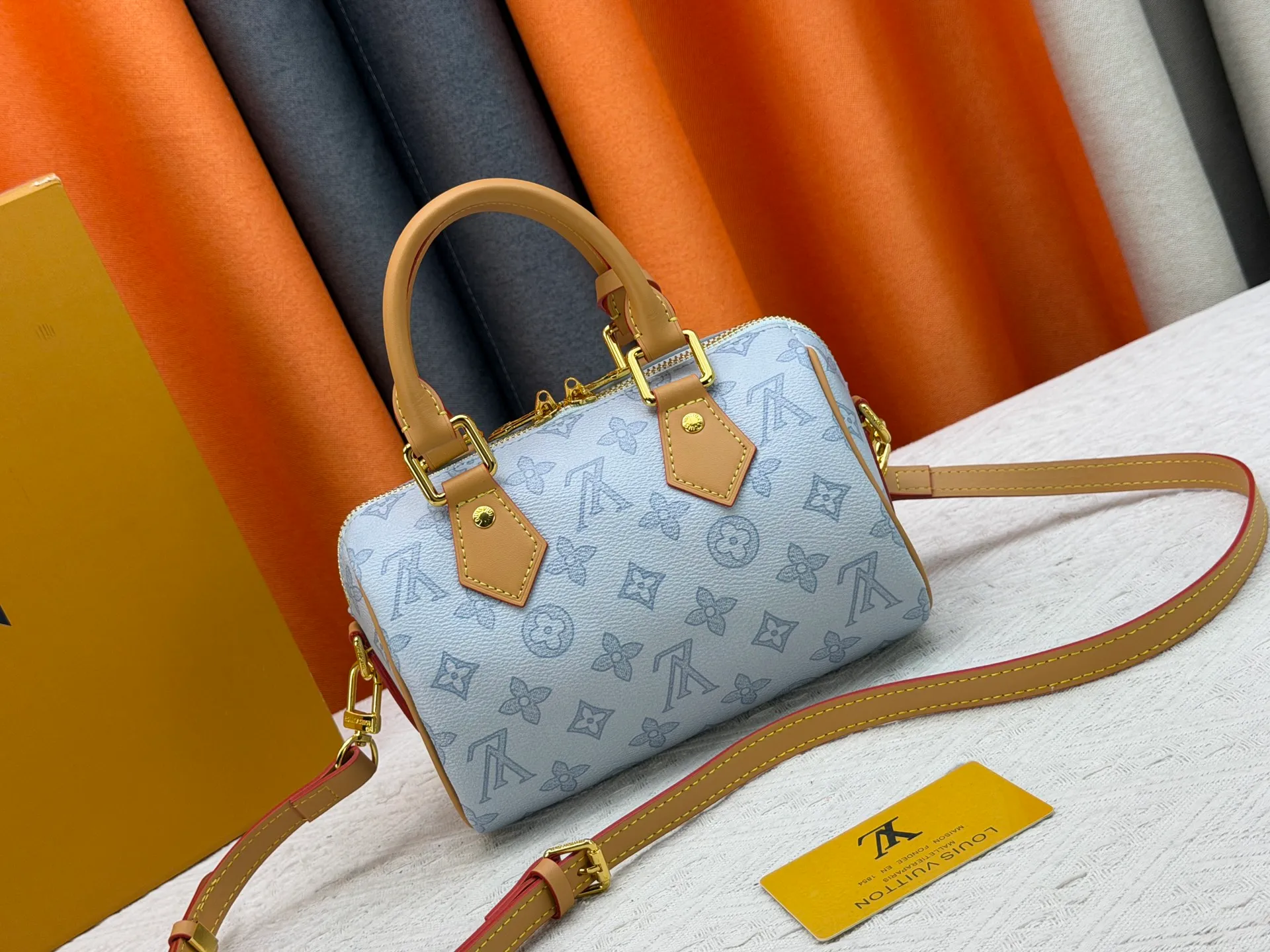 P240 M27951 M27530 Upgraded original version [Exclusive background shot] This Speedy Bandoulière 20 handbag condenses the brand's traditional Speedy travel bag design and is made of Monogram leather with fabric lining and cow leather trim. The wide, removable and adjustable fabric shoulder strap features Louis Vuitton's signature texture, and the rolled leather handles add to the carrying options. 20.5 x 13.5 x 12.0 cm (L x H x W) • Monogram coated canvas • Cow leather trim • Textile lining • Metal hardware • Padlock • Internal slip pocket • Shoulder strap: removable, adjustable • Strap half length: 39.0 cm • Strap half length adjustable to: 58.0 cm • Handle: Double handle