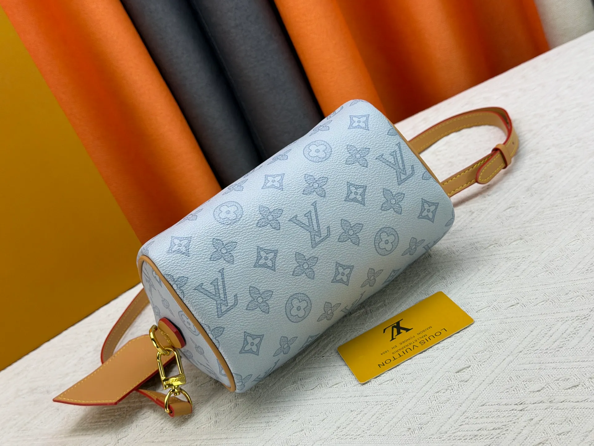 P240 M27951 M27530 Upgraded original version [Exclusive background shot] This Speedy Bandoulière 20 handbag condenses the brand's traditional Speedy travel bag design and is made of Monogram leather with fabric lining and cow leather trim. The wide, removable and adjustable fabric shoulder strap features Louis Vuitton's signature texture, and the rolled leather handles add to the carrying options. 20.5 x 13.5 x 12.0 cm (L x H x W) • Monogram coated canvas • Cow leather trim • Textile lining • Metal hardware • Padlock • Internal slip pocket • Shoulder strap: removable, adjustable • Strap half length: 39.0 cm • Strap half length adjustable to: 58.0 cm • Handle: Double handle