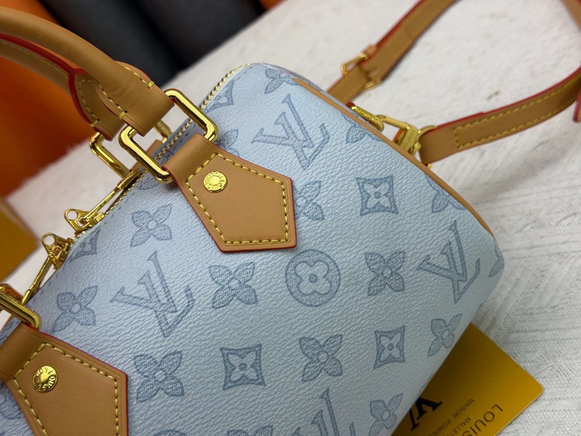 P240 M27951 M27530 Upgraded original version [Exclusive background shot] This Speedy Bandoulière 20 handbag condenses the brand's traditional Speedy travel bag design and is made of Monogram leather with fabric lining and cow leather trim. The wide, removable and adjustable fabric shoulder strap features Louis Vuitton's signature texture, and the rolled leather handles add to the carrying options. 20.5 x 13.5 x 12.0 cm (L x H x W) • Monogram coated canvas • Cow leather trim • Textile lining • Metal hardware • Padlock • Internal slip pocket • Shoulder strap: removable, adjustable • Strap half length: 39.0 cm • Strap half length adjustable to: 58.0 cm • Handle: Double handle