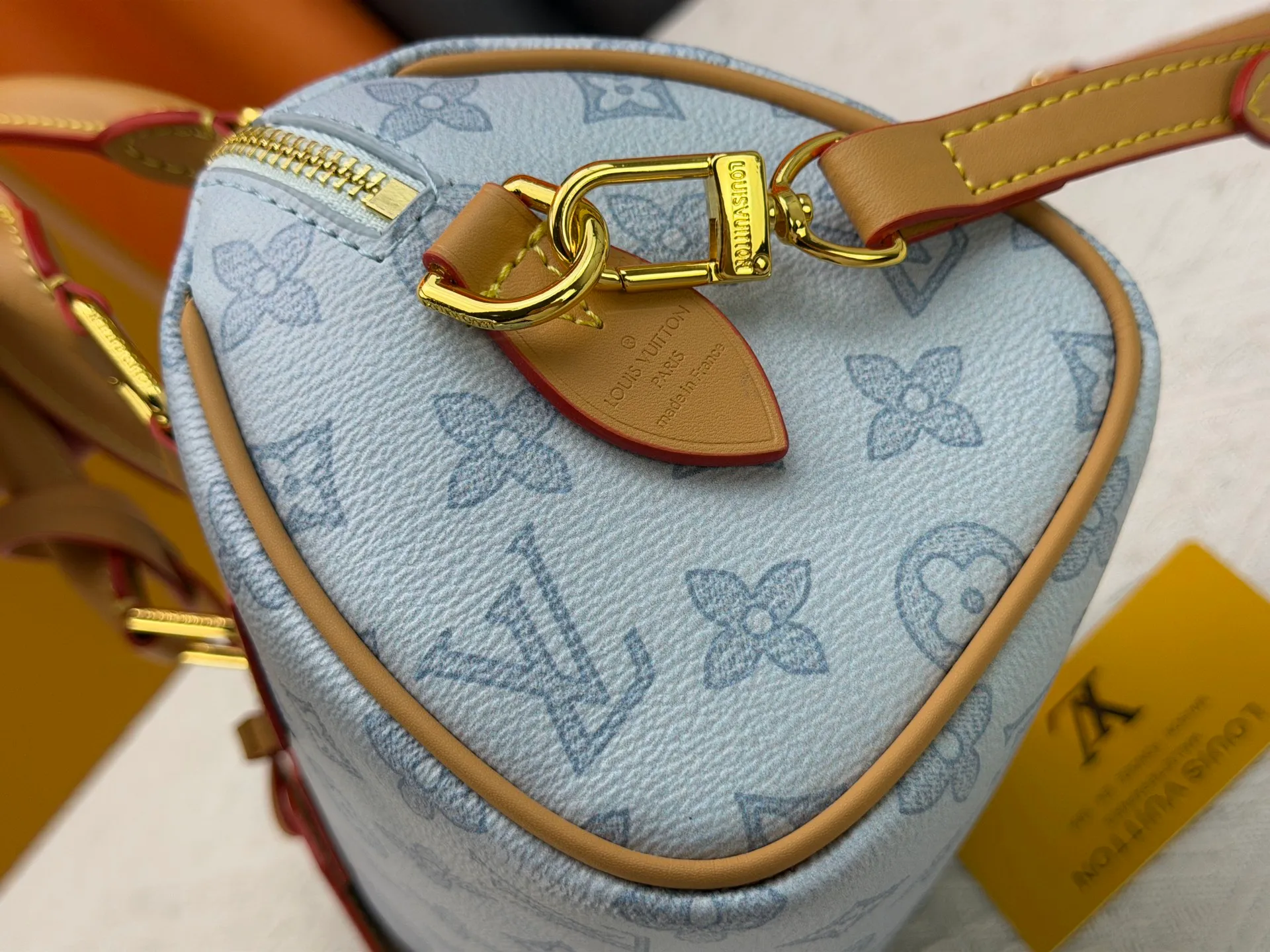 P240 M27951 M27530 Upgraded original version [Exclusive background shot] This Speedy Bandoulière 20 handbag condenses the brand's traditional Speedy travel bag design and is made of Monogram leather with fabric lining and cow leather trim. The wide, removable and adjustable fabric shoulder strap features Louis Vuitton's signature texture, and the rolled leather handles add to the carrying options. 20.5 x 13.5 x 12.0 cm (L x H x W) • Monogram coated canvas • Cow leather trim • Textile lining • Metal hardware • Padlock • Internal slip pocket • Shoulder strap: removable, adjustable • Strap half length: 39.0 cm • Strap half length adjustable to: 58.0 cm • Handle: Double handle