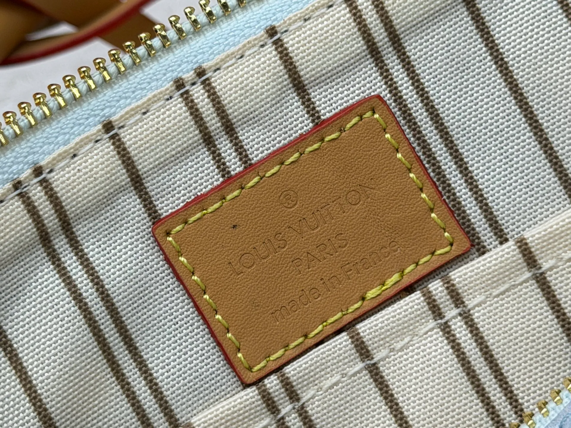 P240 M27951 M27530 Upgraded original version [Exclusive background shot] This Speedy Bandoulière 20 handbag condenses the brand's traditional Speedy travel bag design and is made of Monogram leather with fabric lining and cow leather trim. The wide, removable and adjustable fabric shoulder strap features Louis Vuitton's signature texture, and the rolled leather handles add to the carrying options. 20.5 x 13.5 x 12.0 cm (L x H x W) • Monogram coated canvas • Cow leather trim • Textile lining • Metal hardware • Padlock • Internal slip pocket • Shoulder strap: removable, adjustable • Strap half length: 39.0 cm • Strap half length adjustable to: 58.0 cm • Handle: Double handle
