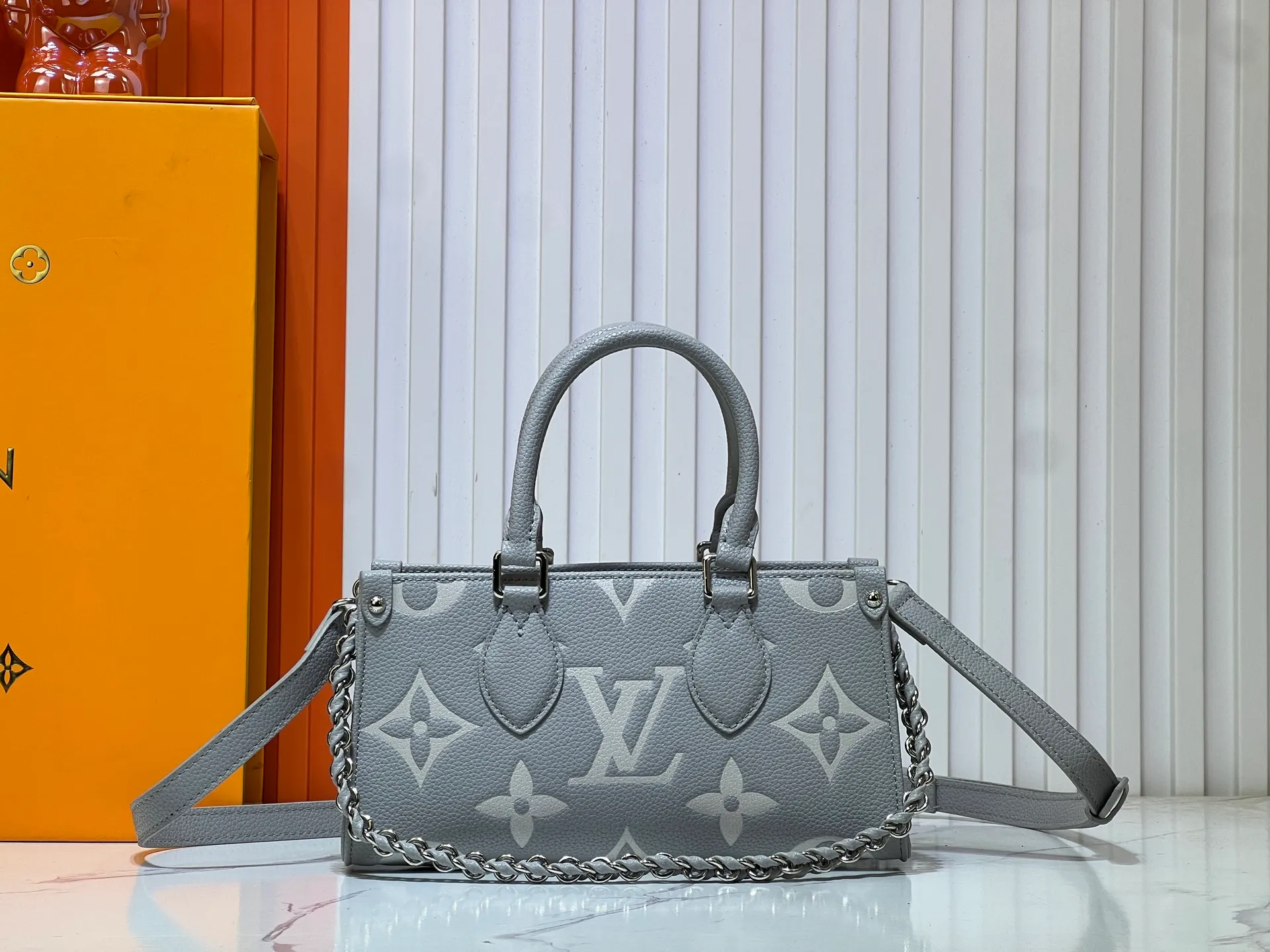 Batch 260💰Upgraded original M14213 M14236 M46653 This OnTheGo East West handbag is from the LV Milky Way series. The iconic Monogram Empreinte leather is rendered in seasonal colors, complemented by shiny metal parts and a detachable braided chain. The inner and outer compartments can store daily necessities in an orderly manner, and the compact size makes it easy to carry in a variety of ways. Dimensions: 25.0 x 13.0 x 10.0 cm (length x height x width)