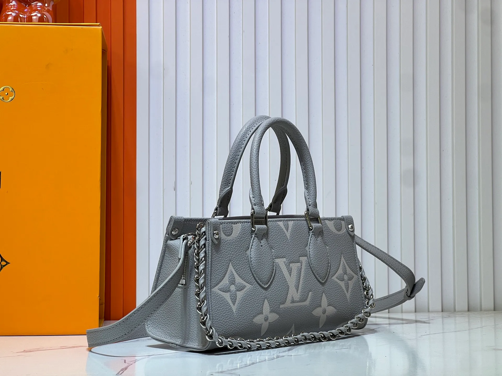 Batch 260💰Upgraded original M14213 M14236 M46653 This OnTheGo East West handbag is from the LV Milky Way series. The iconic Monogram Empreinte leather is rendered in seasonal colors, complemented by shiny metal parts and a detachable braided chain. The inner and outer compartments can store daily necessities in an orderly manner, and the compact size makes it easy to carry in a variety of ways. Dimensions: 25.0 x 13.0 x 10.0 cm (length x height x width)