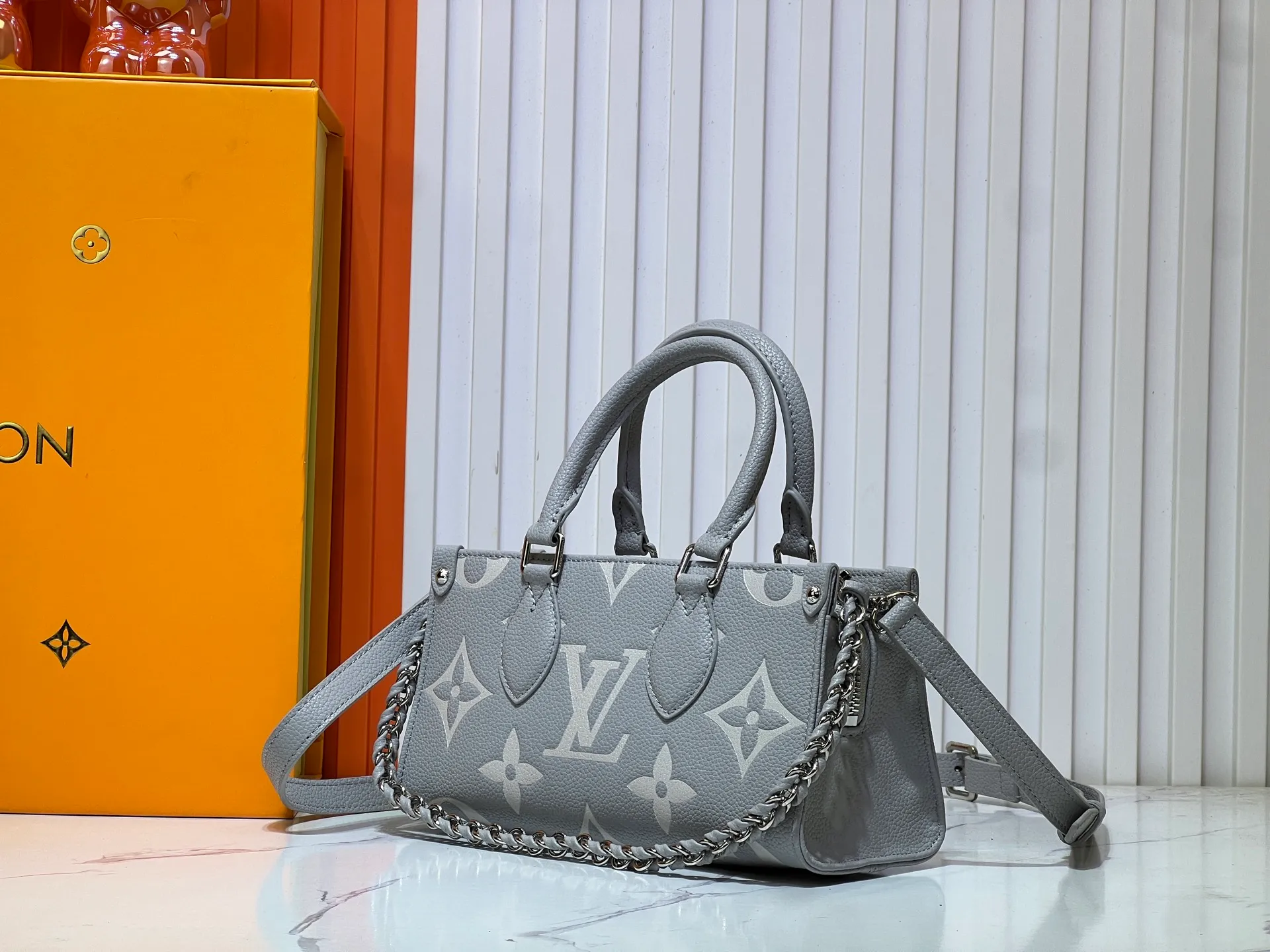 Batch 260💰Upgraded original M14213 M14236 M46653 This OnTheGo East West handbag is from the LV Milky Way series. The iconic Monogram Empreinte leather is rendered in seasonal colors, complemented by shiny metal parts and a detachable braided chain. The inner and outer compartments can store daily necessities in an orderly manner, and the compact size makes it easy to carry in a variety of ways. Dimensions: 25.0 x 13.0 x 10.0 cm (length x height x width)