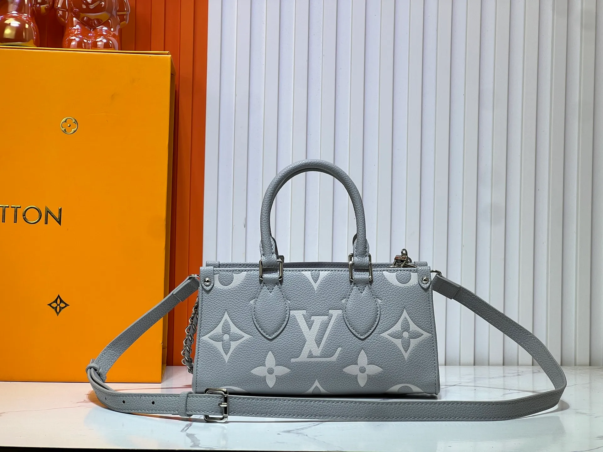 Batch 260💰Upgraded original M14213 M14236 M46653 This OnTheGo East West handbag is from the LV Milky Way series. The iconic Monogram Empreinte leather is rendered in seasonal colors, complemented by shiny metal parts and a detachable braided chain. The inner and outer compartments can store daily necessities in an orderly manner, and the compact size makes it easy to carry in a variety of ways. Dimensions: 25.0 x 13.0 x 10.0 cm (length x height x width)