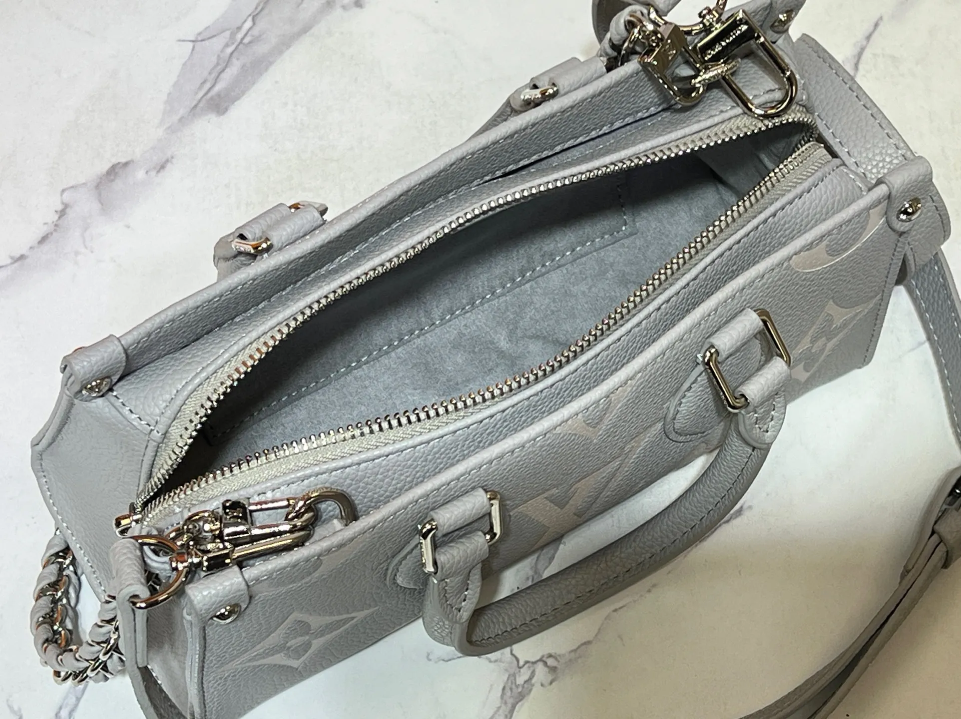 Batch 260💰Upgraded original M14213 M14236 M46653 This OnTheGo East West handbag is from the LV Milky Way series. The iconic Monogram Empreinte leather is rendered in seasonal colors, complemented by shiny metal parts and a detachable braided chain. The inner and outer compartments can store daily necessities in an orderly manner, and the compact size makes it easy to carry in a variety of ways. Dimensions: 25.0 x 13.0 x 10.0 cm (length x height x width)