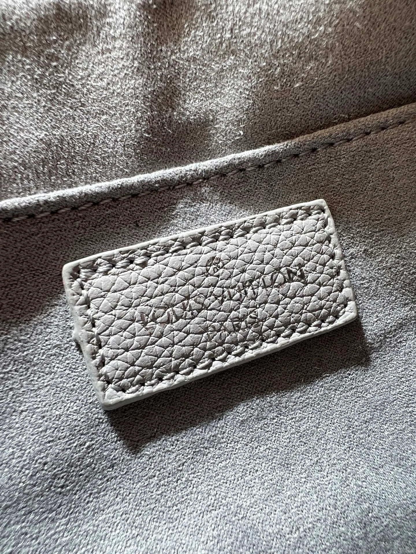 Batch 260💰Upgraded original M14213 M14236 M46653 This OnTheGo East West handbag is from the LV Milky Way series. The iconic Monogram Empreinte leather is rendered in seasonal colors, complemented by shiny metal parts and a detachable braided chain. The inner and outer compartments can store daily necessities in an orderly manner, and the compact size makes it easy to carry in a variety of ways. Dimensions: 25.0 x 13.0 x 10.0 cm (length x height x width)