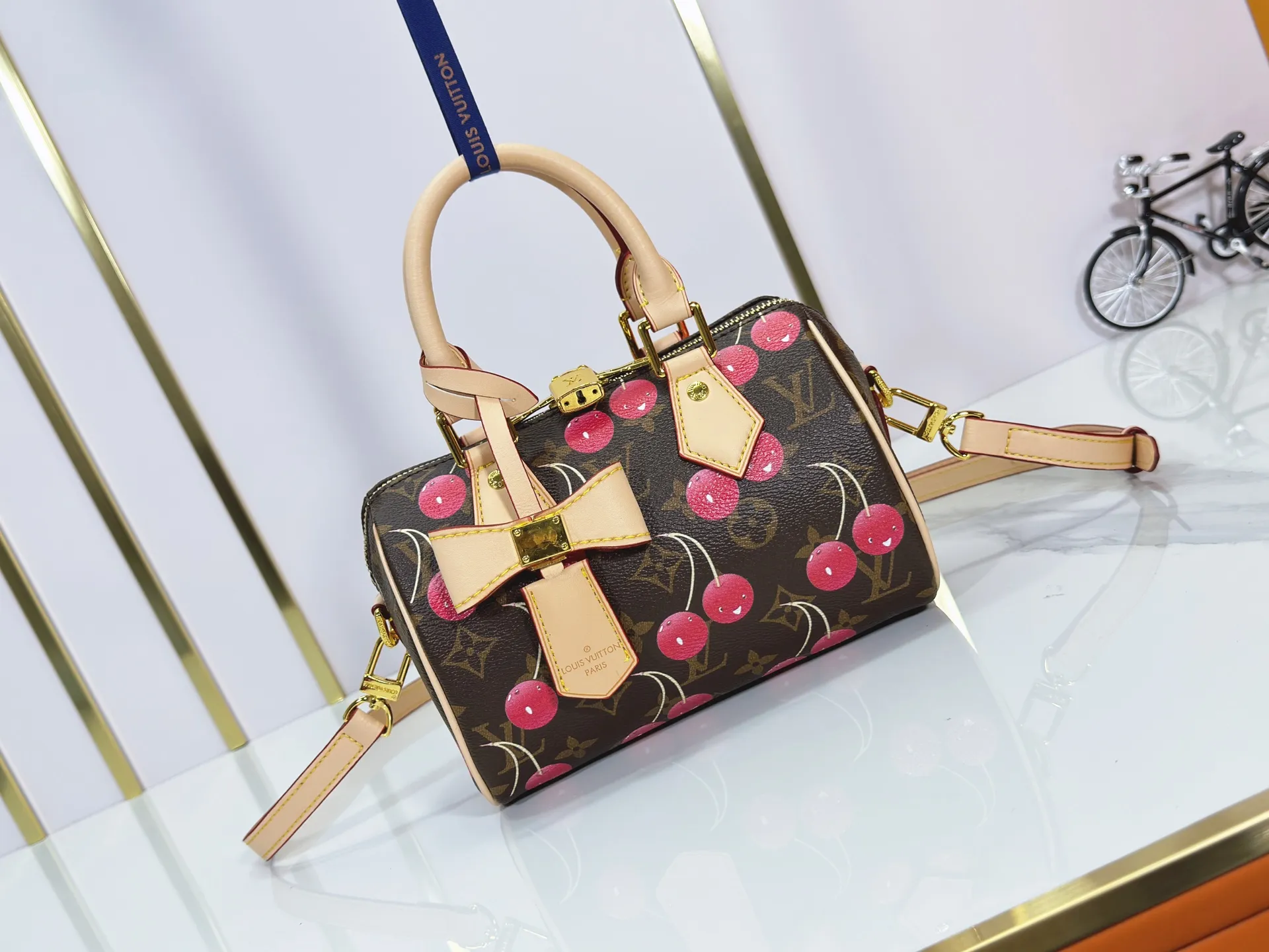 P240 Upgraded original version This cherry 🍒M13094 M46234 M46222 Sedy Bandoulière 20 handbag is made of soft coated canvas, and the full-length Monogram pattern is traced in colorful rainbow tones, highlighting the smart style of the Louis Vuitton x Murakami reissue series. The Toron handle and detachable shoulder strap are constructed of cow leather, the metal corners recall classic luggage, and the bow-shaped key bag and padlock add brand touches. Dimensions: 20.5 x 13.5 x 12.0 cm (length x height x width)