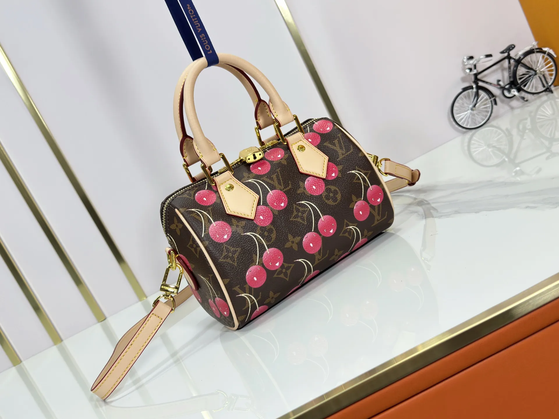 P240 Upgraded original version This cherry 🍒M13094 M46234 M46222 Sedy Bandoulière 20 handbag is made of soft coated canvas, and the full-length Monogram pattern is traced in colorful rainbow tones, highlighting the smart style of the Louis Vuitton x Murakami reissue series. The Toron handle and detachable shoulder strap are constructed of cow leather, the metal corners recall classic luggage, and the bow-shaped key bag and padlock add brand touches. Dimensions: 20.5 x 13.5 x 12.0 cm (length x height x width)