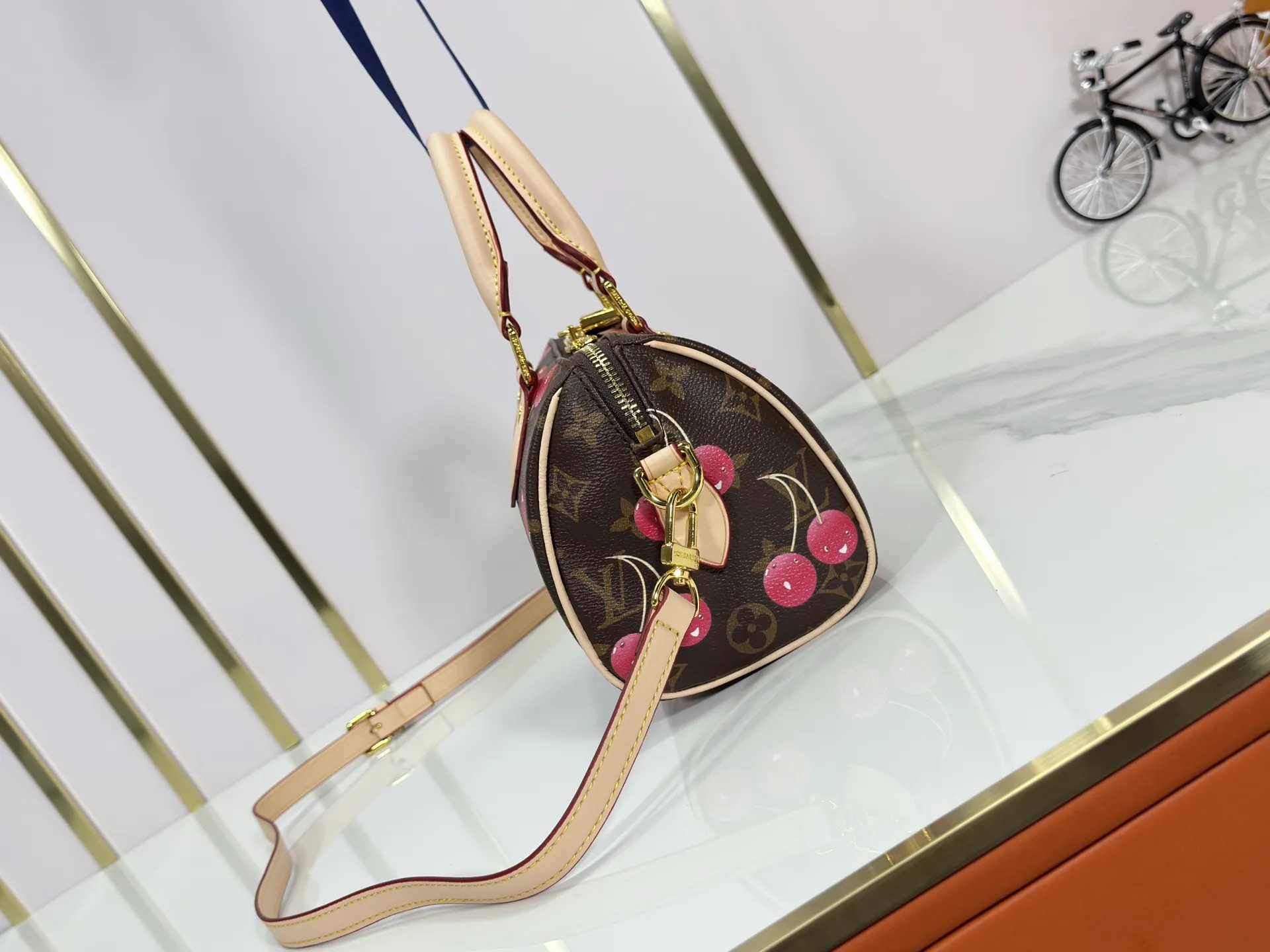 P240 Upgraded original version This cherry 🍒M13094 M46234 M46222 Sedy Bandoulière 20 handbag is made of soft coated canvas, and the full-length Monogram pattern is traced in colorful rainbow tones, highlighting the smart style of the Louis Vuitton x Murakami reissue series. The Toron handle and detachable shoulder strap are constructed of cow leather, the metal corners recall classic luggage, and the bow-shaped key bag and padlock add brand touches. Dimensions: 20.5 x 13.5 x 12.0 cm (length x height x width)