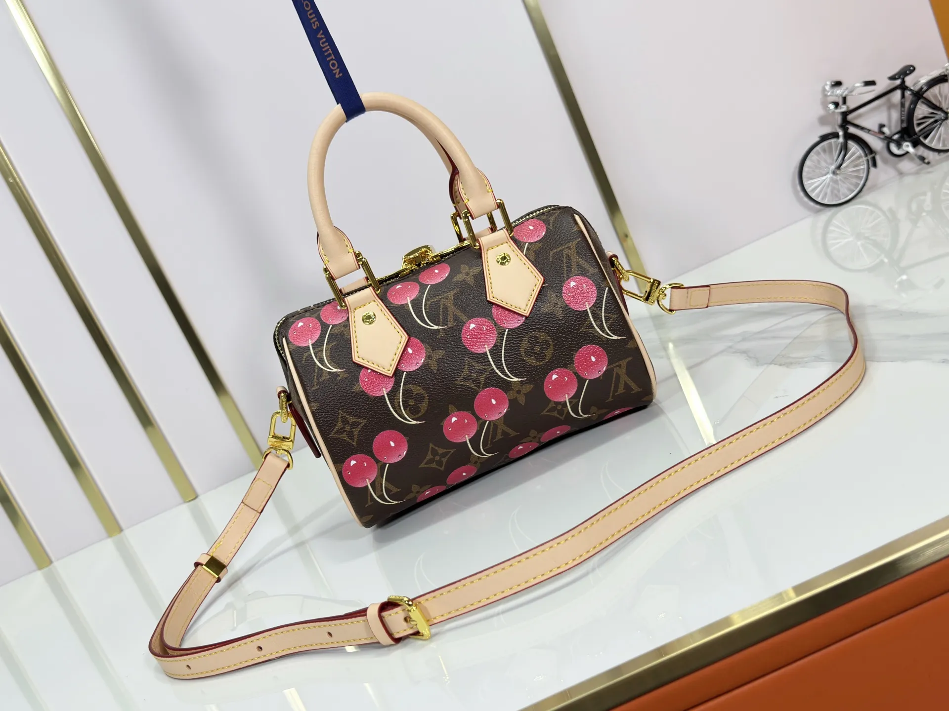 P240 Upgraded original version This cherry 🍒M13094 M46234 M46222 Sedy Bandoulière 20 handbag is made of soft coated canvas, and the full-length Monogram pattern is traced in colorful rainbow tones, highlighting the smart style of the Louis Vuitton x Murakami reissue series. The Toron handle and detachable shoulder strap are constructed of cow leather, the metal corners recall classic luggage, and the bow-shaped key bag and padlock add brand touches. Dimensions: 20.5 x 13.5 x 12.0 cm (length x height x width)