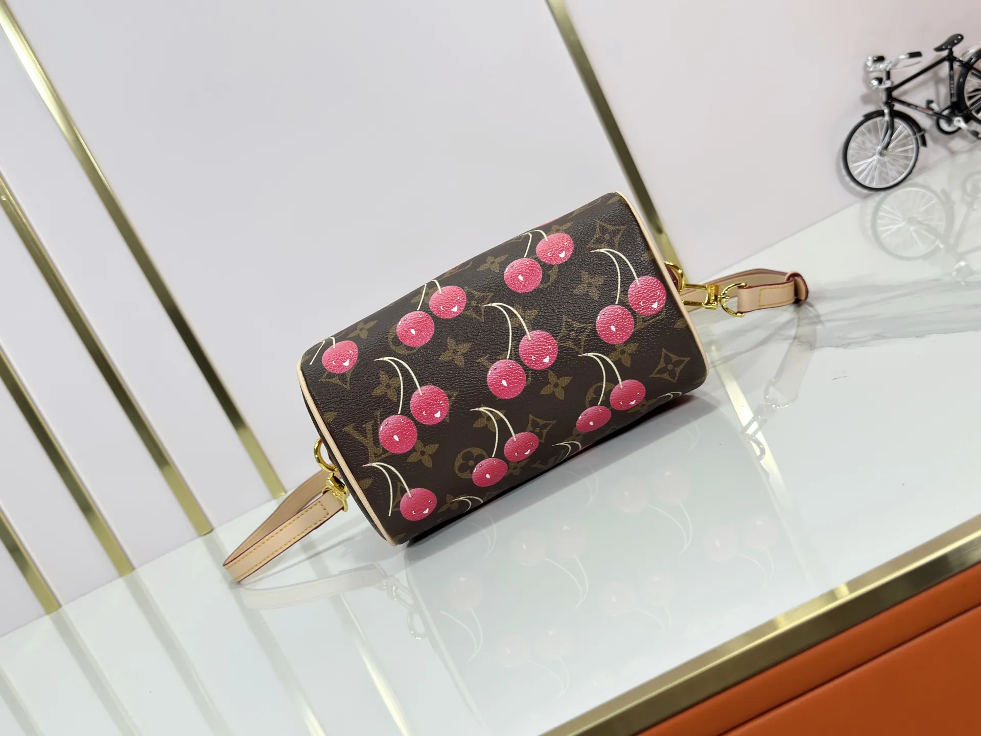 P240 Upgraded original version This cherry 🍒M13094 M46234 M46222 Sedy Bandoulière 20 handbag is made of soft coated canvas, and the full-length Monogram pattern is traced in colorful rainbow tones, highlighting the smart style of the Louis Vuitton x Murakami reissue series. The Toron handle and detachable shoulder strap are constructed of cow leather, the metal corners recall classic luggage, and the bow-shaped key bag and padlock add brand touches. Dimensions: 20.5 x 13.5 x 12.0 cm (length x height x width)