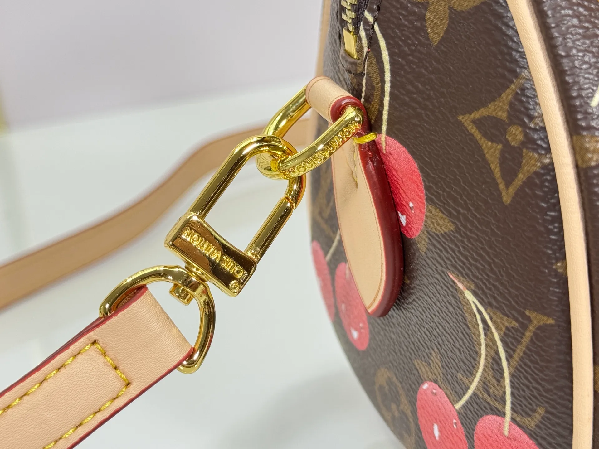 P240 Upgraded original version This cherry 🍒M13094 M46234 M46222 Sedy Bandoulière 20 handbag is made of soft coated canvas, and the full-length Monogram pattern is traced in colorful rainbow tones, highlighting the smart style of the Louis Vuitton x Murakami reissue series. The Toron handle and detachable shoulder strap are constructed of cow leather, the metal corners recall classic luggage, and the bow-shaped key bag and padlock add brand touches. Dimensions: 20.5 x 13.5 x 12.0 cm (length x height x width)