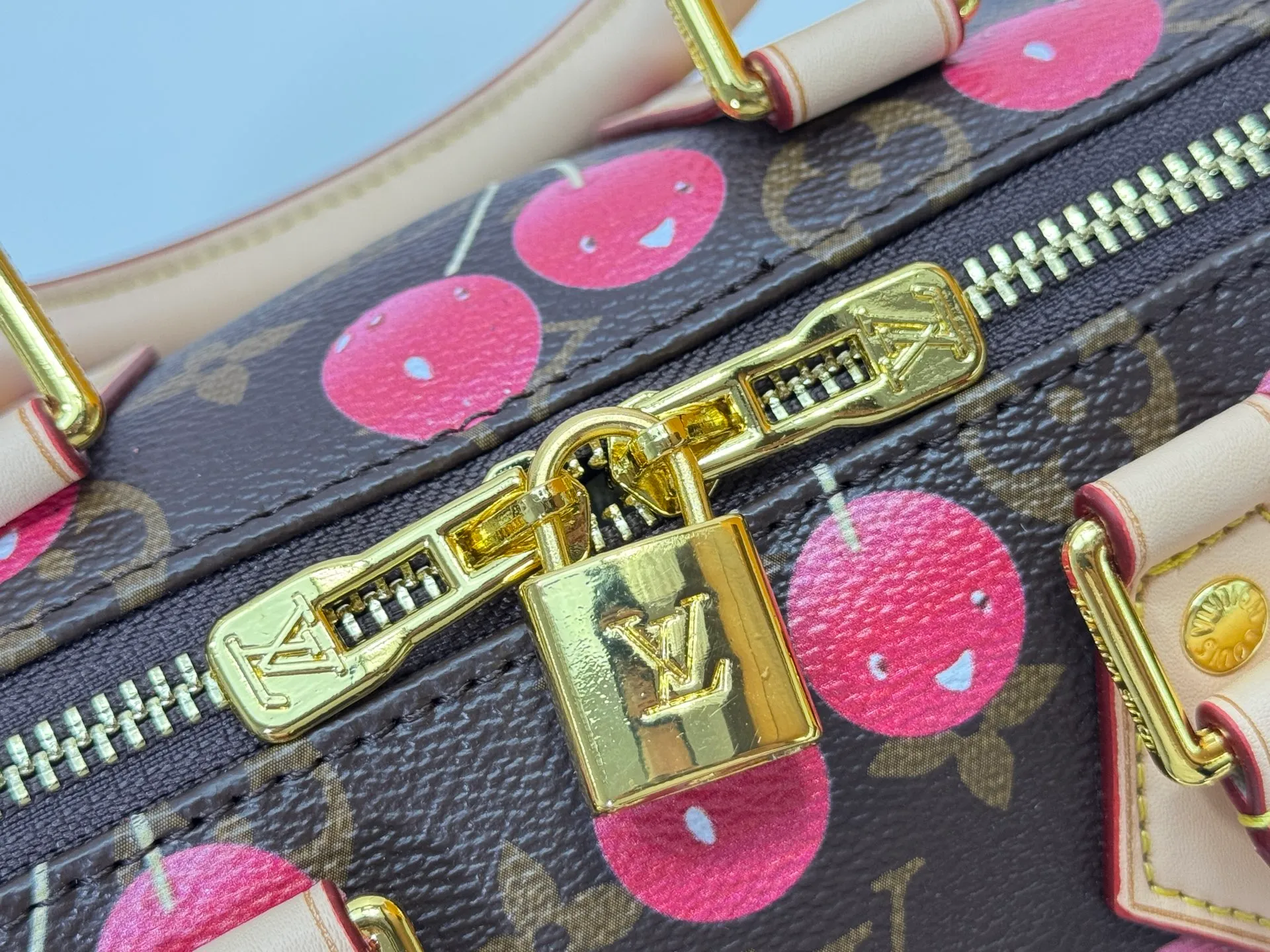 P240 Upgraded original version This cherry 🍒M13094 M46234 M46222 Sedy Bandoulière 20 handbag is made of soft coated canvas, and the full-length Monogram pattern is traced in colorful rainbow tones, highlighting the smart style of the Louis Vuitton x Murakami reissue series. The Toron handle and detachable shoulder strap are constructed of cow leather, the metal corners recall classic luggage, and the bow-shaped key bag and padlock add brand touches. Dimensions: 20.5 x 13.5 x 12.0 cm (length x height x width)