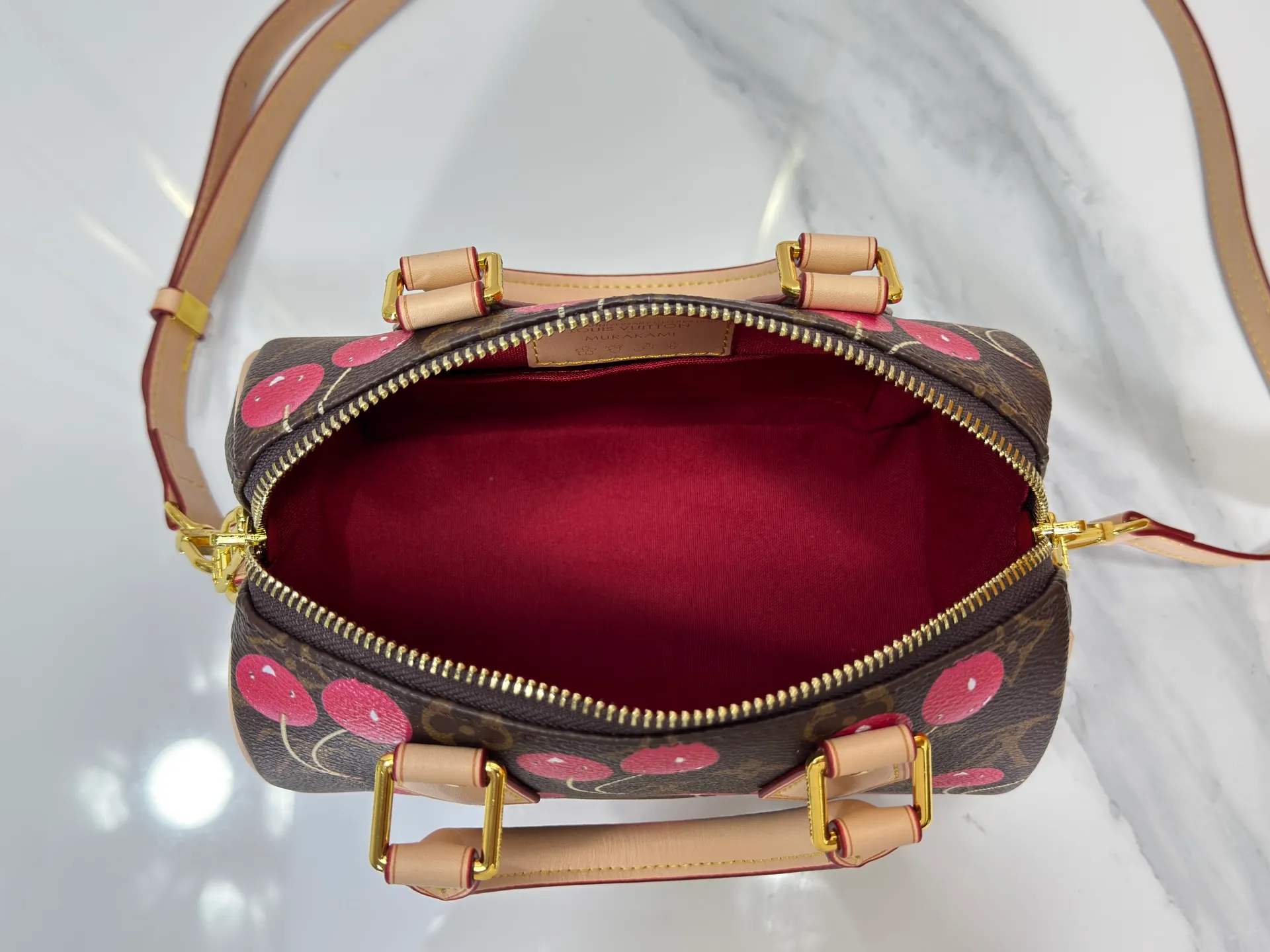 P240 Upgraded original version This cherry 🍒M13094 M46234 M46222 Sedy Bandoulière 20 handbag is made of soft coated canvas, and the full-length Monogram pattern is traced in colorful rainbow tones, highlighting the smart style of the Louis Vuitton x Murakami reissue series. The Toron handle and detachable shoulder strap are constructed of cow leather, the metal corners recall classic luggage, and the bow-shaped key bag and padlock add brand touches. Dimensions: 20.5 x 13.5 x 12.0 cm (length x height x width)