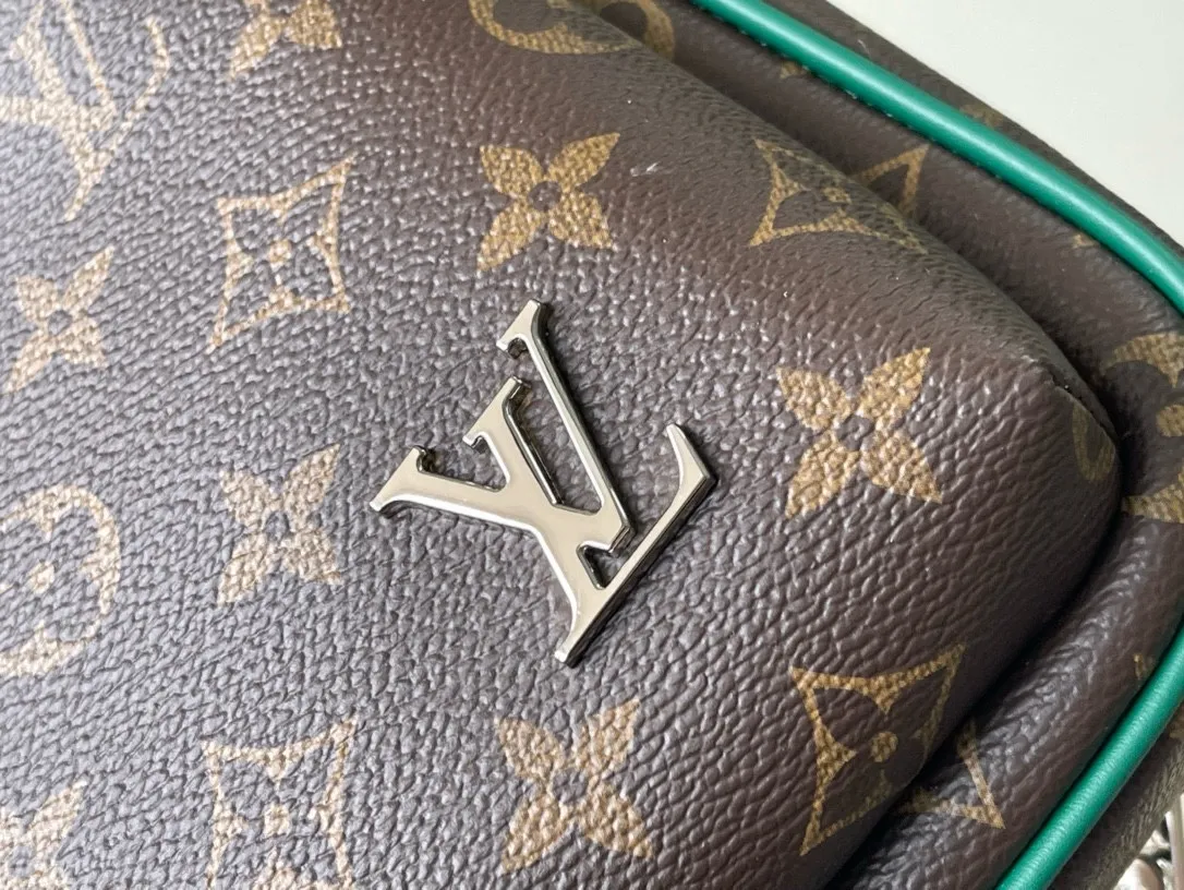 💰860 Top Original M12734 This Avenue shoulder bag is from the LV Colomania series. It cleverly combines the Monogram Macassar coated canvas body with the cow leather top, creating a modern alternative to traditional backpacks. The fabric lining is lined with stripes, echoing the interior elements of the brand's classic hard cases. Dimensions: 20 × 31 × 7 cm