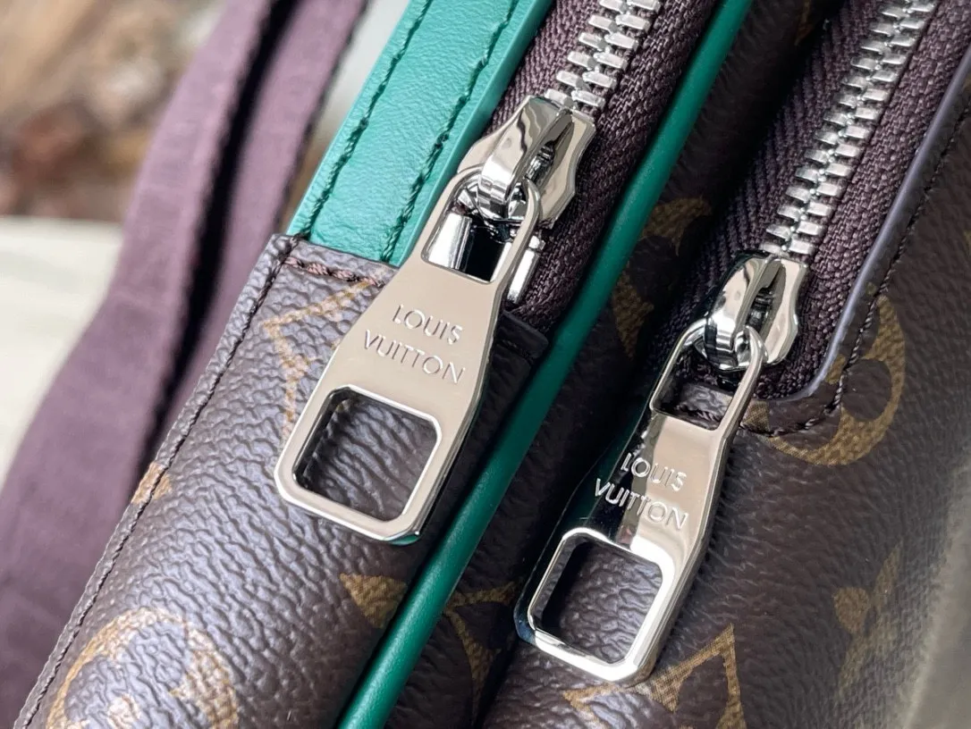 💰860 Top Original M12734 This Avenue shoulder bag is from the LV Colomania series. It cleverly combines the Monogram Macassar coated canvas body with the cow leather top, creating a modern alternative to traditional backpacks. The fabric lining is lined with stripes, echoing the interior elements of the brand's classic hard cases. Dimensions: 20 × 31 × 7 cm