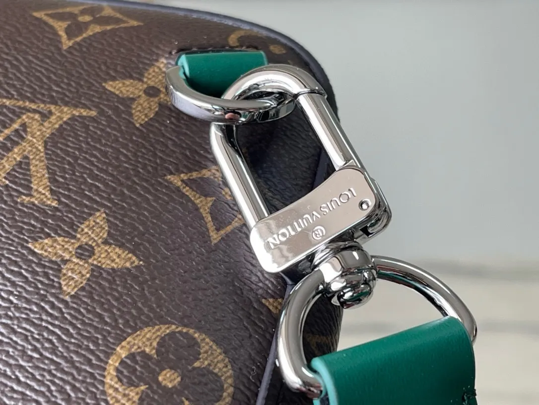 💰860 Top Original M12734 This Avenue shoulder bag is from the LV Colomania series. It cleverly combines the Monogram Macassar coated canvas body with the cow leather top, creating a modern alternative to traditional backpacks. The fabric lining is lined with stripes, echoing the interior elements of the brand's classic hard cases. Dimensions: 20 × 31 × 7 cm