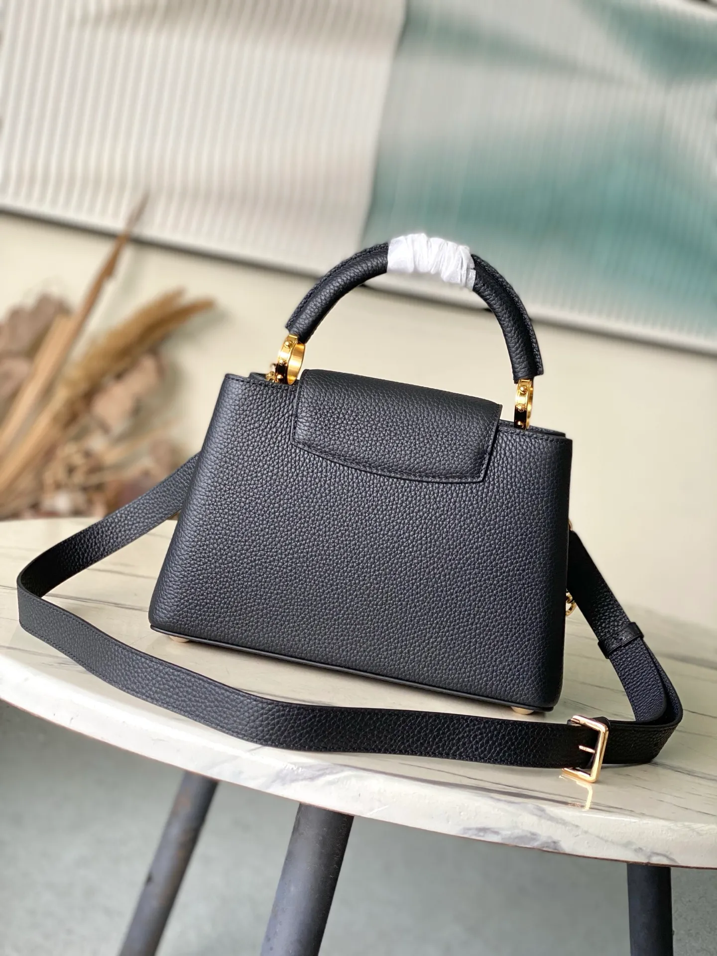 💰2380 "Special Grade Original Leather" M12936 Black Small Size This Capucines BB handbag is made of flexible Taurillon cow leather. It uses jewelry-style double-plated chains and Monogram floral elements to highlight the identity of the Chain On You series. The flip cover can be placed on both the inside and outside. The ample structure and multiple inner pockets are convenient for storing daily needs. The rounded V letter adds an ingenious detail. Dimensions: 27 × 18 × 9 cm