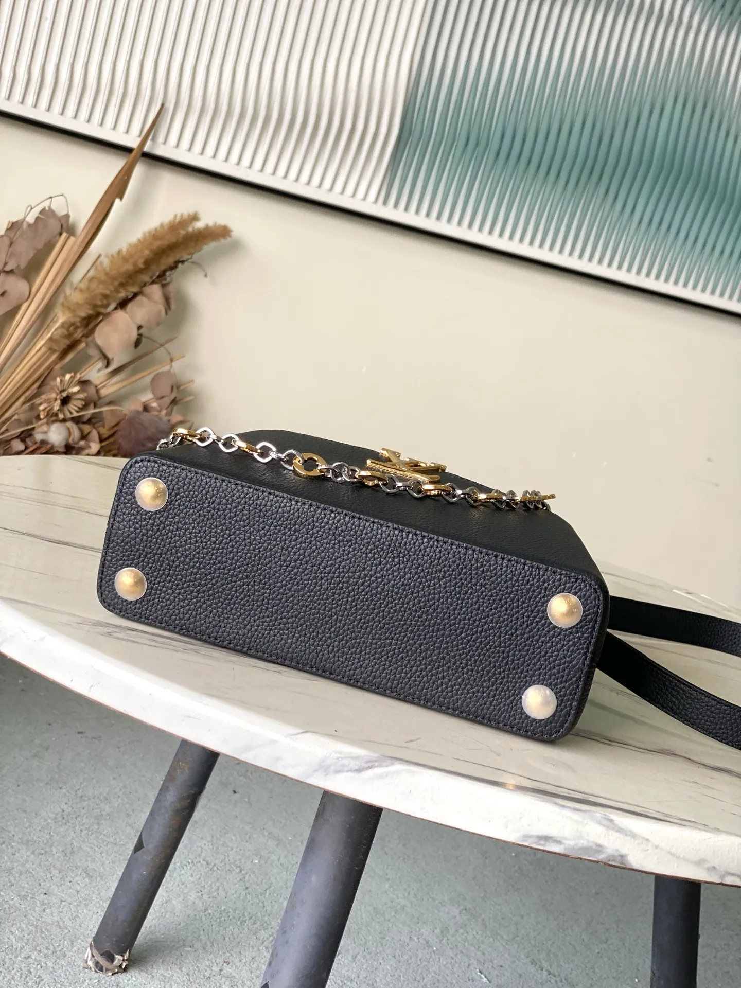💰2380 "Special Grade Original Leather" M12936 Black Small Size This Capucines BB handbag is made of flexible Taurillon cow leather. It uses jewelry-style double-plated chains and Monogram floral elements to highlight the identity of the Chain On You series. The flip cover can be placed on both the inside and outside. The ample structure and multiple inner pockets are convenient for storing daily needs. The rounded V letter adds an ingenious detail. Dimensions: 27 × 18 × 9 cm