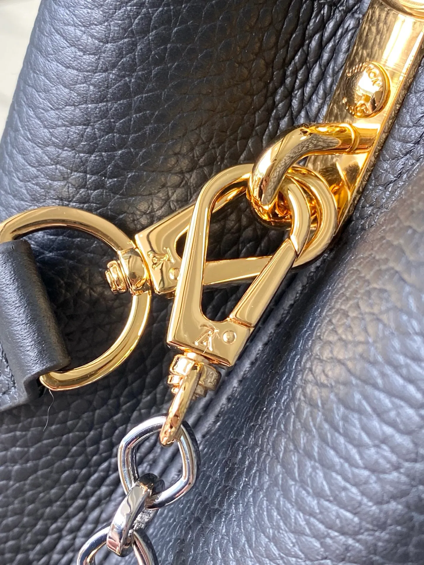 💰2380 "Special Grade Original Leather" M12936 Black Small Size This Capucines BB handbag is made of flexible Taurillon cow leather. It uses jewelry-style double-plated chains and Monogram floral elements to highlight the identity of the Chain On You series. The flip cover can be placed on both the inside and outside. The ample structure and multiple inner pockets are convenient for storing daily needs. The rounded V letter adds an ingenious detail. Dimensions: 27 × 18 × 9 cm