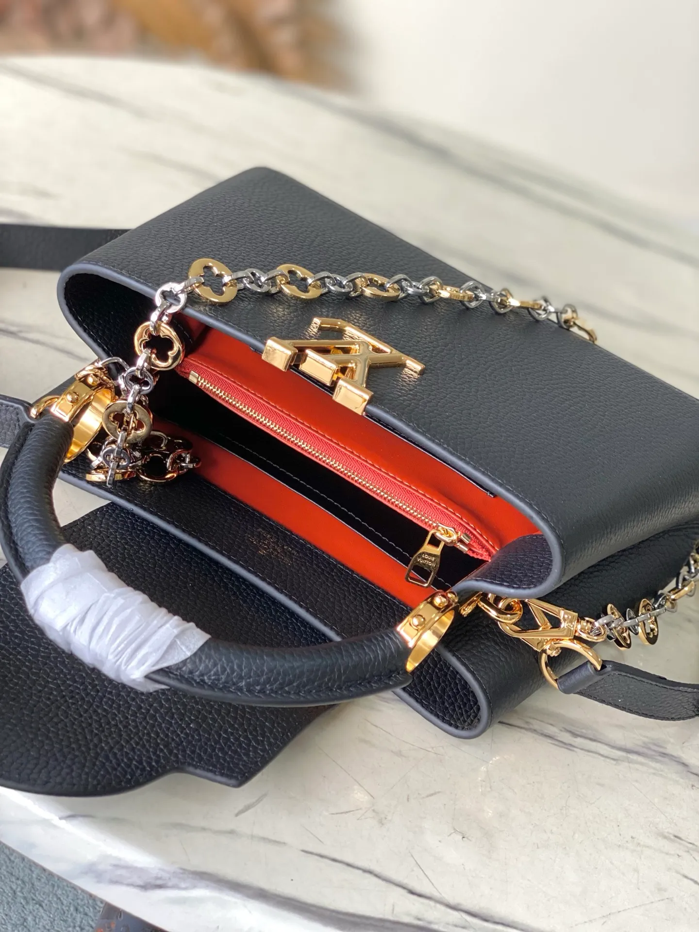 💰2380 "Special Grade Original Leather" M12936 Black Small Size This Capucines BB handbag is made of flexible Taurillon cow leather. It uses jewelry-style double-plated chains and Monogram floral elements to highlight the identity of the Chain On You series. The flip cover can be placed on both the inside and outside. The ample structure and multiple inner pockets are convenient for storing daily needs. The rounded V letter adds an ingenious detail. Dimensions: 27 × 18 × 9 cm