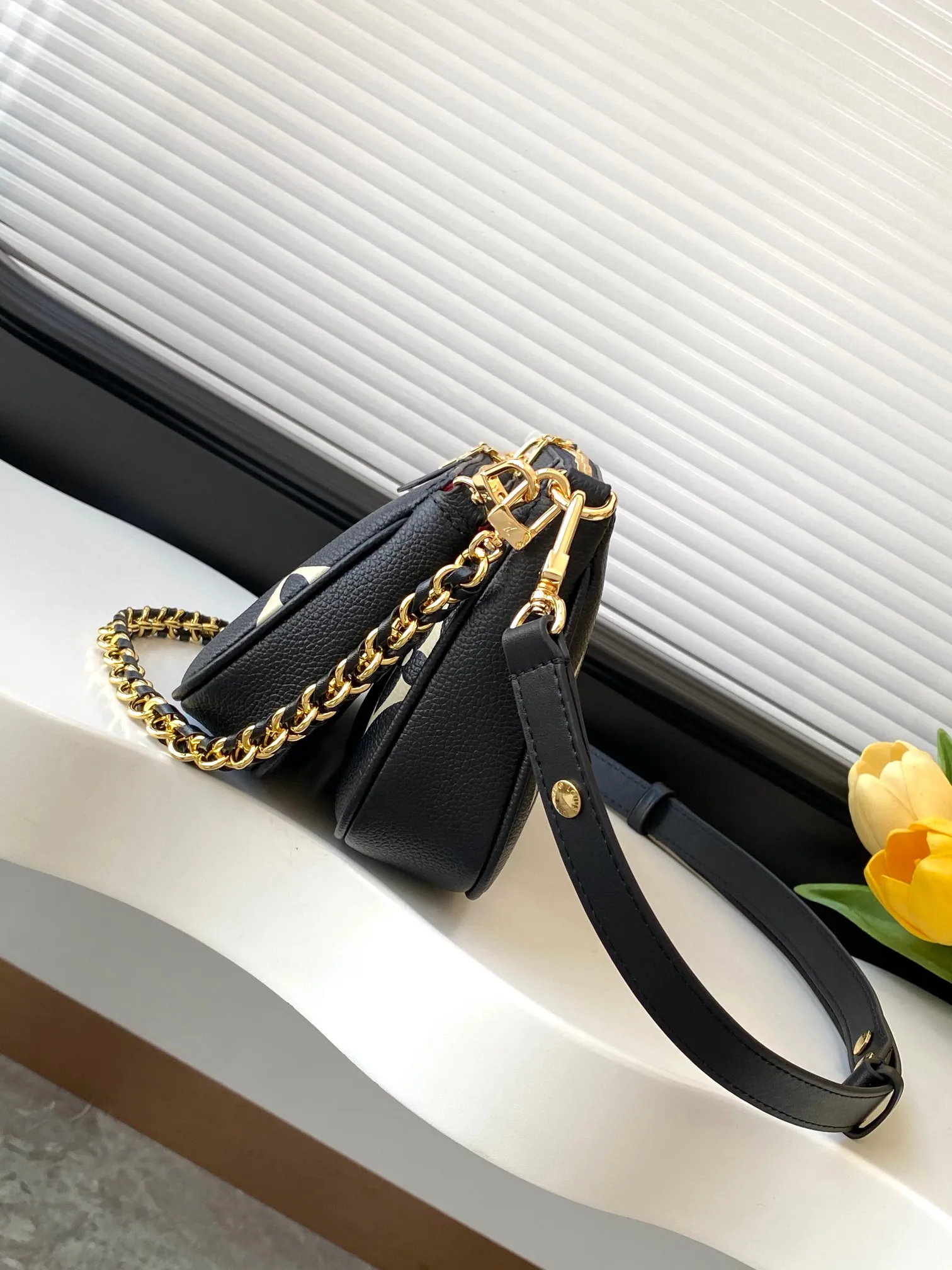 💰940 (top layer leather) top original single dynamic transcoding chip [three-piece mahjong bag] New full leather printing Highly practical in stock M22670 green M45777 black silk screen M80399 black embossed M80447 white embossed M45777 black silk screen M80447 white silk screen M45777 apricot embossed M45777 apricot silk screen M46093 color pink M46180 color blue [three-piece mahjong bag] New full leather printing Highly practical in stock M46569 off-white new version M45777 black silk screen M80399 black embossed M80447 white embossed M45777 black silk screen M80447 white silk screen M45777 apricot embossed M45777 apricot silk screen M46093 color pink. It is a must-have for celebrities and fashionable people. It has a very high appearance rate. It is not restricted by seasons. It is very suitable for matching clothes no matter what season. Carrying a three-piece mahjong bag will instantly transform you from an amateur to a fashion "blogger" who knows how to dress. Large: 23.5×13×4.5cm. Small: 18.5×11×4.5cm. 80%. A must-have for celebrities and fashionable people. It has a very high appearance rate. Not restricted by the season, it is very suitable for matching clothes no matter what season. Carrying a three-piece mahjong bag will instantly transform you from an amateur to a fashion "blogger" who knows how to dress 😎 Large: 23.5×13×4.5cm Small: 18.5×11×4.5cm 80%M It is a must-have for celebrities and fashionable people and has a very high appearance rate. Not restricted by the season, it is very suitable for matching clothes no matter what season. Carrying a three-piece mahjong bag on your back will instantly transform you from an amateur to a fashionable "blogger" who knows how to dress well 😎 Large: 23.5×13×4.5cm Small: 18.5×11×4.5cm 80%
