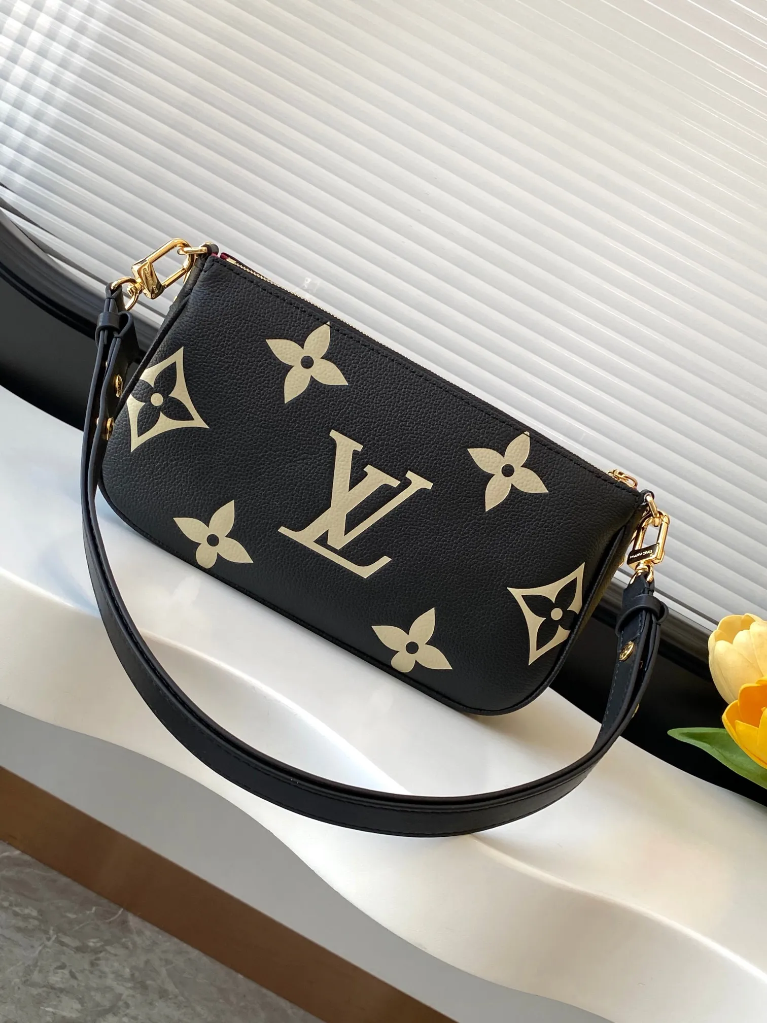 💰940 (top layer leather) top original single dynamic transcoding chip [three-piece mahjong bag] New full leather printing Highly practical in stock M22670 green M45777 black silk screen M80399 black embossed M80447 white embossed M45777 black silk screen M80447 white silk screen M45777 apricot embossed M45777 apricot silk screen M46093 color pink M46180 color blue [three-piece mahjong bag] New full leather printing Highly practical in stock M46569 off-white new version M45777 black silk screen M80399 black embossed M80447 white embossed M45777 black silk screen M80447 white silk screen M45777 apricot embossed M45777 apricot silk screen M46093 color pink. It is a must-have for celebrities and fashionable people. It has a very high appearance rate. It is not restricted by seasons. It is very suitable for matching clothes no matter what season. Carrying a three-piece mahjong bag will instantly transform you from an amateur to a fashion "blogger" who knows how to dress. Large: 23.5×13×4.5cm. Small: 18.5×11×4.5cm. 80%. A must-have for celebrities and fashionable people. It has a very high appearance rate. Not restricted by the season, it is very suitable for matching clothes no matter what season. Carrying a three-piece mahjong bag will instantly transform you from an amateur to a fashion "blogger" who knows how to dress 😎 Large: 23.5×13×4.5cm Small: 18.5×11×4.5cm 80%M It is a must-have for celebrities and fashionable people and has a very high appearance rate. Not restricted by the season, it is very suitable for matching clothes no matter what season. Carrying a three-piece mahjong bag on your back will instantly transform you from an amateur to a fashionable "blogger" who knows how to dress well 😎 Large: 23.5×13×4.5cm Small: 18.5×11×4.5cm 80%
