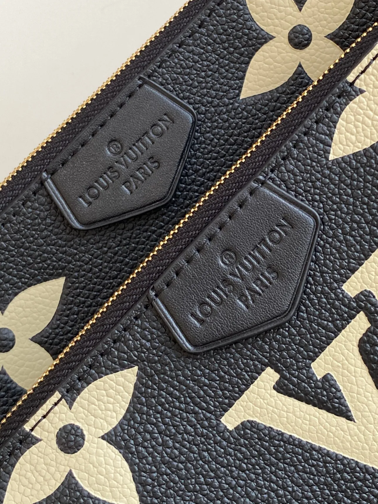 💰940 (top layer leather) top original single dynamic transcoding chip [three-piece mahjong bag] New full leather printing Highly practical in stock M22670 green M45777 black silk screen M80399 black embossed M80447 white embossed M45777 black silk screen M80447 white silk screen M45777 apricot embossed M45777 apricot silk screen M46093 color pink M46180 color blue [three-piece mahjong bag] New full leather printing Highly practical in stock M46569 off-white new version M45777 black silk screen M80399 black embossed M80447 white embossed M45777 black silk screen M80447 white silk screen M45777 apricot embossed M45777 apricot silk screen M46093 color pink. It is a must-have for celebrities and fashionable people. It has a very high appearance rate. It is not restricted by seasons. It is very suitable for matching clothes no matter what season. Carrying a three-piece mahjong bag will instantly transform you from an amateur to a fashion "blogger" who knows how to dress. Large: 23.5×13×4.5cm. Small: 18.5×11×4.5cm. 80%. A must-have for celebrities and fashionable people. It has a very high appearance rate. Not restricted by the season, it is very suitable for matching clothes no matter what season. Carrying a three-piece mahjong bag will instantly transform you from an amateur to a fashion "blogger" who knows how to dress 😎 Large: 23.5×13×4.5cm Small: 18.5×11×4.5cm 80%M It is a must-have for celebrities and fashionable people and has a very high appearance rate. Not restricted by the season, it is very suitable for matching clothes no matter what season. Carrying a three-piece mahjong bag on your back will instantly transform you from an amateur to a fashionable "blogger" who knows how to dress well 😎 Large: 23.5×13×4.5cm Small: 18.5×11×4.5cm 80%