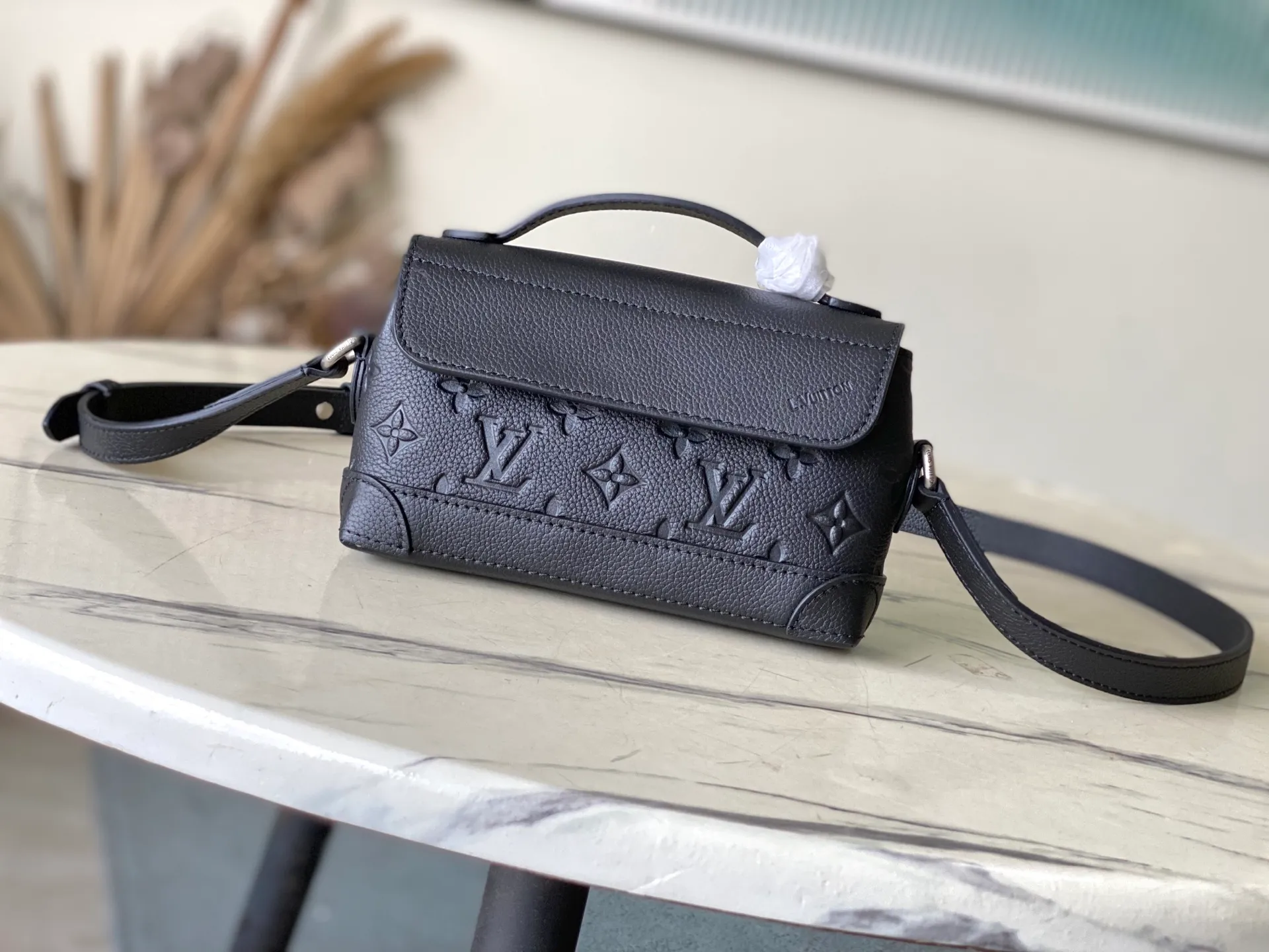 💰1000 (top layer leather) top original order M13888 This Steamer East West mini handbag is made of Monogram embossed Taurillon cow leather in a horizontal configuration, highlighting the classic design of the Steamer series. A flap closure, unique reinforced corners, and a top handle add to the refined details. Equipped with an adjustable shoulder strap, it can be worn as a cross-body or hand-held bag at will. Dimensions: 20 × 11 × 5 cm