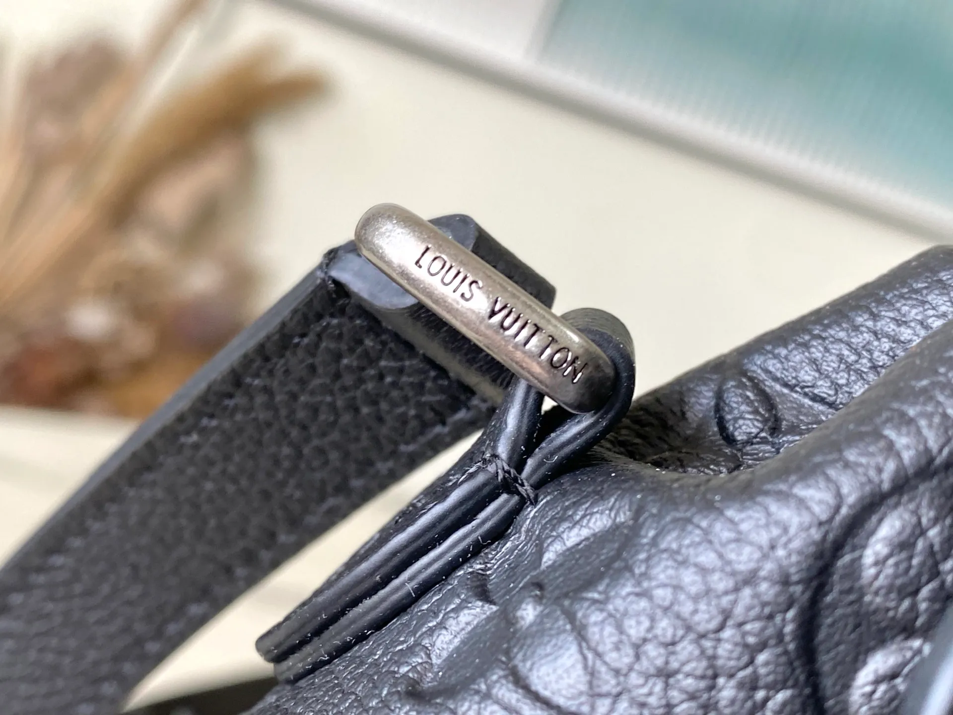 💰1000 (top layer leather) top original order M13888 This Steamer East West mini handbag is made of Monogram embossed Taurillon cow leather in a horizontal configuration, highlighting the classic design of the Steamer series. A flap closure, unique reinforced corners, and a top handle add to the refined details. Equipped with an adjustable shoulder strap, it can be worn as a cross-body or hand-held bag at will. Dimensions: 20 × 11 × 5 cm