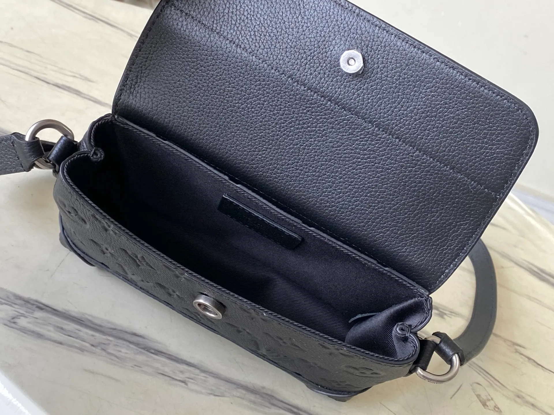 💰1000 (top layer leather) top original order M13888 This Steamer East West mini handbag is made of Monogram embossed Taurillon cow leather in a horizontal configuration, highlighting the classic design of the Steamer series. A flap closure, unique reinforced corners, and a top handle add to the refined details. Equipped with an adjustable shoulder strap, it can be worn as a cross-body or hand-held bag at will. Dimensions: 20 × 11 × 5 cm