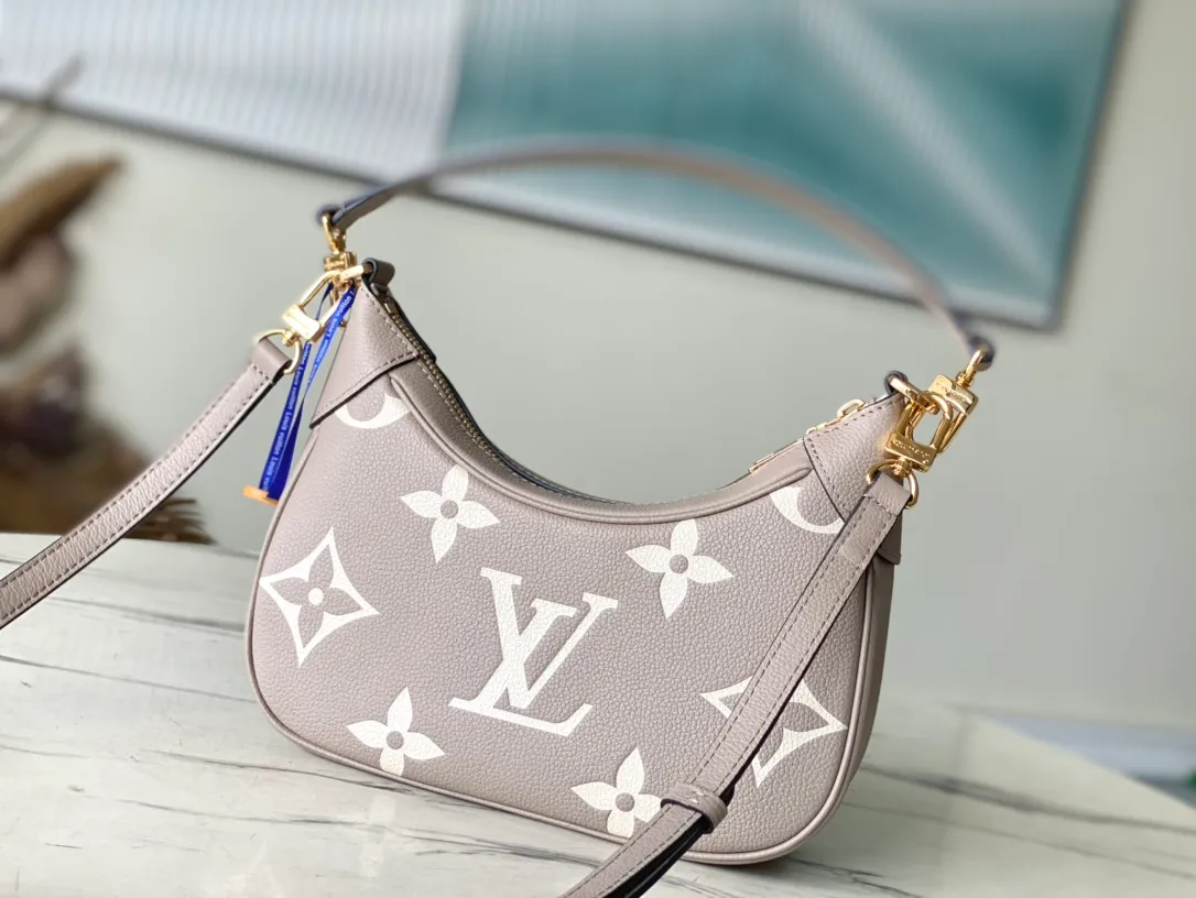 💰1040 (top layer leather) top original single M46112 elephant gray silk screen embossed This Bagatelle handbag is shaped with Monogram Empreinte soft grain leather, and the large embossed pattern is highlighted in the color contrast. Discover trendy carrying options with the detachable handle and detachable and adjustable shoulder strap. 24.0 x 18.0 x 7.0 cm (length x height x width)