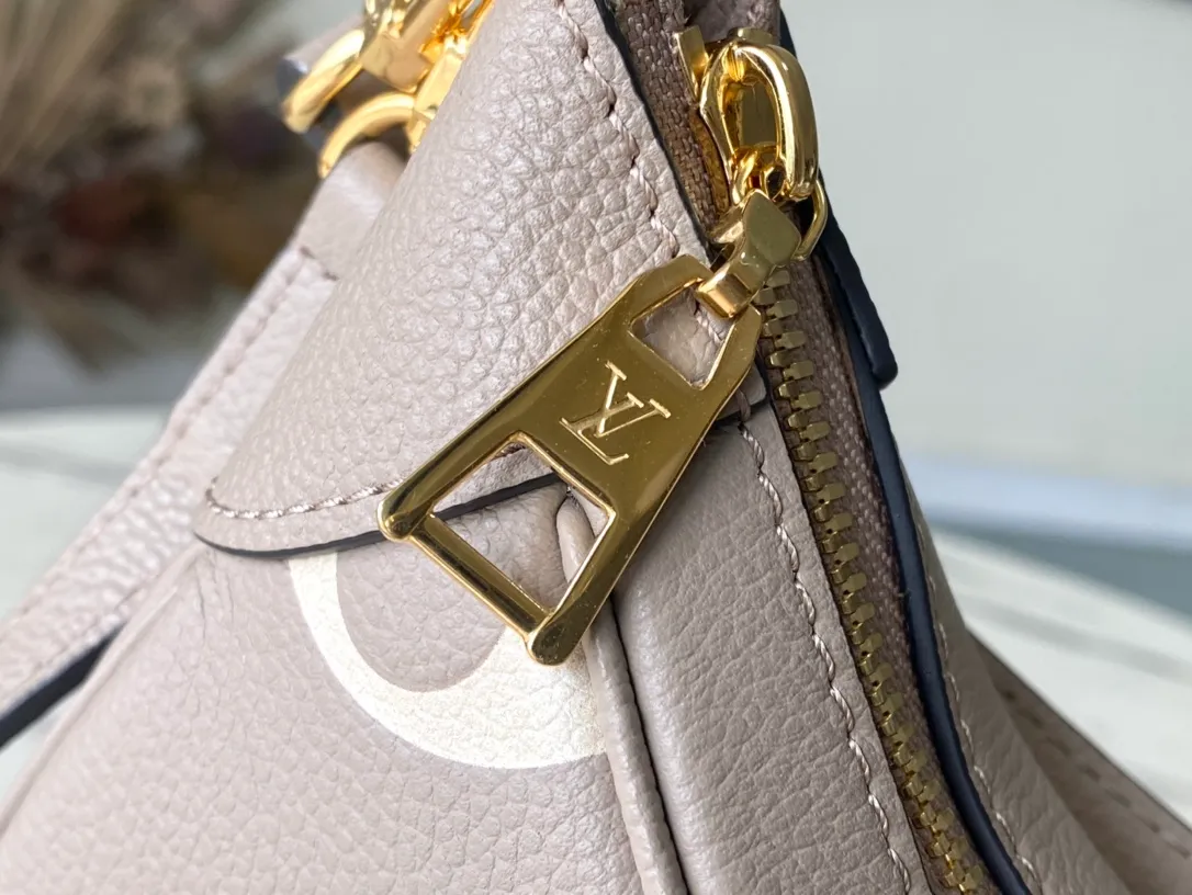 💰1040 (top layer leather) top original single M46112 elephant gray silk screen embossed This Bagatelle handbag is shaped with Monogram Empreinte soft grain leather, and the large embossed pattern is highlighted in the color contrast. Discover trendy carrying options with the detachable handle and detachable and adjustable shoulder strap. 24.0 x 18.0 x 7.0 cm (length x height x width)