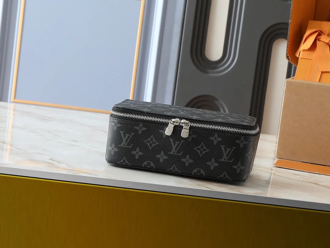 💰Large 130. Medium 120. Small 220💰Upgraded original M43690 M43689 M43688 old flower, black flower, black grid, jewelry box meets modern style travel jewelry box. Presbyopia storage box cosmetic bag box jewelry box, elegant red microfiber lining, this exquisite and elegant Monogram treasure can safely store earrings, necklaces, bracelets and rings. The size is large 34.0×22.0×8.5, medium 22.4x14x8.5, small 17x9.5x8.5 cm.