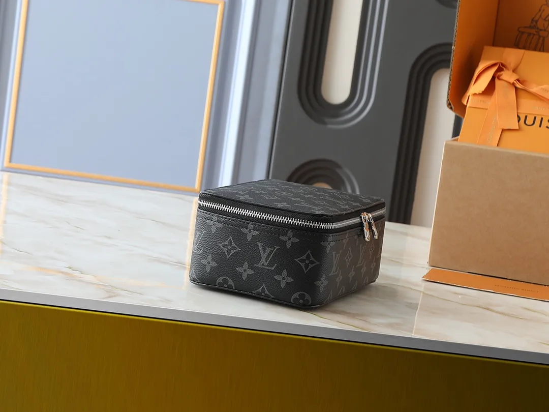 💰Large 130. Medium 120. Small 220💰Upgraded original M43690 M43689 M43688 old flower, black flower, black grid, jewelry box meets modern style travel jewelry box. Presbyopia storage box cosmetic bag box jewelry box, elegant red microfiber lining, this exquisite and elegant Monogram treasure can safely store earrings, necklaces, bracelets and rings. The size is large 34.0×22.0×8.5, medium 22.4x14x8.5, small 17x9.5x8.5 cm.