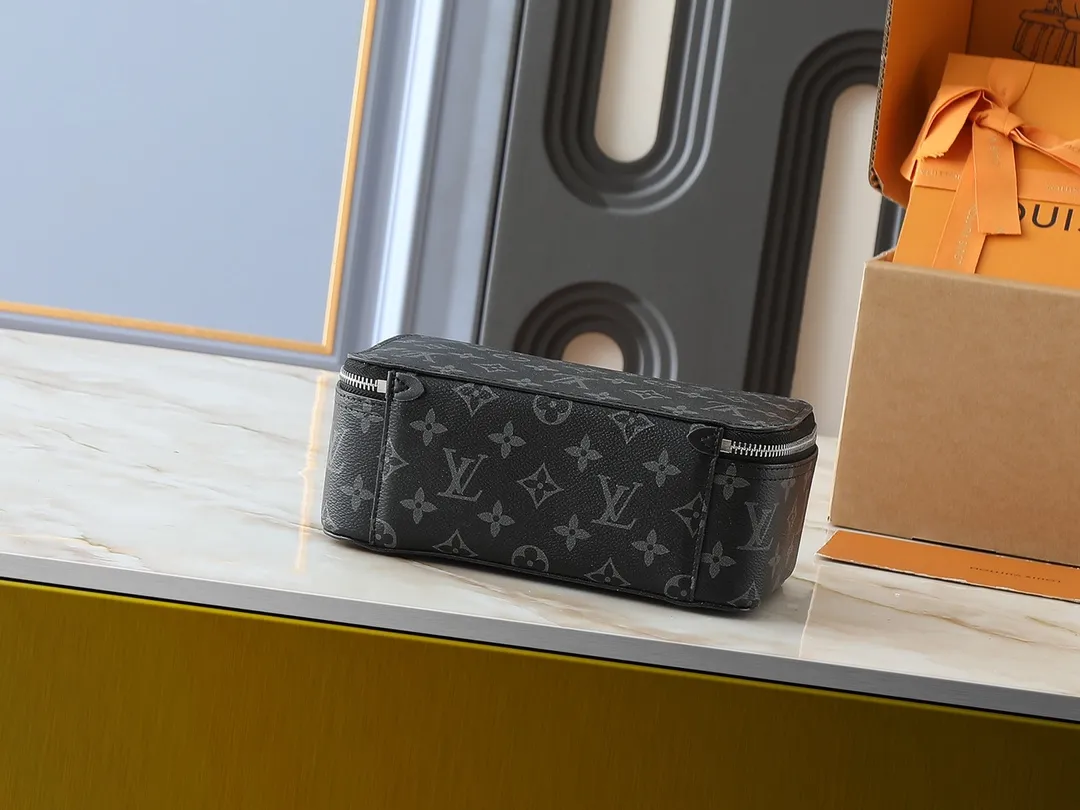 💰Large 130. Medium 120. Small 220💰Upgraded original M43690 M43689 M43688 old flower, black flower, black grid, jewelry box meets modern style travel jewelry box. Presbyopia storage box cosmetic bag box jewelry box, elegant red microfiber lining, this exquisite and elegant Monogram treasure can safely store earrings, necklaces, bracelets and rings. The size is large 34.0×22.0×8.5, medium 22.4x14x8.5, small 17x9.5x8.5 cm.
