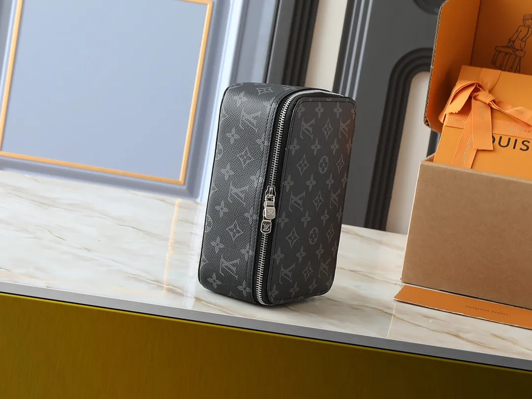 💰Large 130. Medium 120. Small 220💰Upgraded original M43690 M43689 M43688 old flower, black flower, black grid, jewelry box meets modern style travel jewelry box. Presbyopia storage box cosmetic bag box jewelry box, elegant red microfiber lining, this exquisite and elegant Monogram treasure can safely store earrings, necklaces, bracelets and rings. The size is large 34.0×22.0×8.5, medium 22.4x14x8.5, small 17x9.5x8.5 cm.