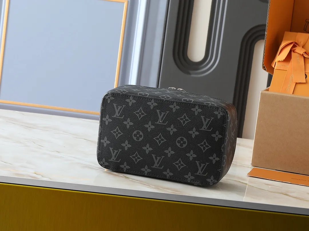💰Large 130. Medium 120. Small 220💰Upgraded original M43690 M43689 M43688 old flower, black flower, black grid, jewelry box meets modern style travel jewelry box. Presbyopia storage box cosmetic bag box jewelry box, elegant red microfiber lining, this exquisite and elegant Monogram treasure can safely store earrings, necklaces, bracelets and rings. The size is large 34.0×22.0×8.5, medium 22.4x14x8.5, small 17x9.5x8.5 cm.