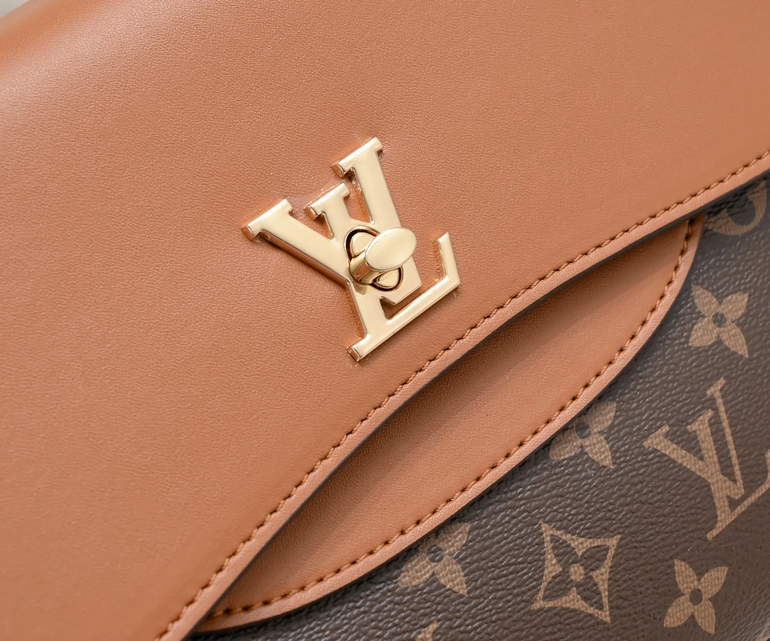¥500💰 Exclusive real shot-upgraded version ‼ ️New spring and summer products☀️ 💥Louis Vuitton 2023 popular practical and fashionable handheld crossbody model💪 Model: 56122🎉Color matching latest style Métis The unique shape exudes elegance. Presbyopic/yellow/original cowhide with original buckle hardware, made of soft Monogram canvas, has multiple practical pockets and three compartments. Size: length 27x height 18x ​​width 12cm