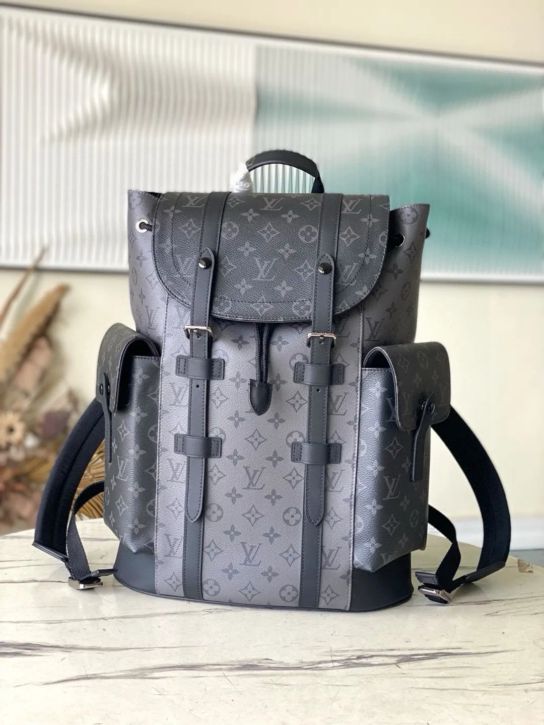 💰1000 Top Original M45419 Silver Flower Christopher Backpack uses Monogram canvas to interpret the rugged and simple spirit of a hiking bag. Its unique style is suitable for both work and entertainment, highlighting a high-quality lifestyle. Dimensions: 41 x 47 x 13 cm